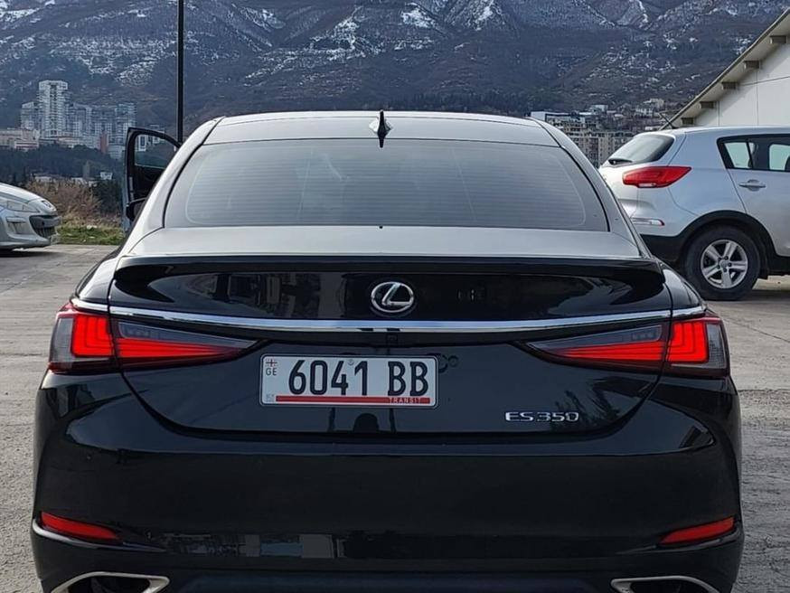 السيارة للبيع من جورجيا تبليسي العاصمة الجورجية 🇬🇪
لكزس ES 350 موديل ٢٠٢٥، سعة ٣.٥ لتر
المسافة المقطوعة: ٢٣٠٠ كم / ١٤٣٨ ميل 

المعروضة بالسعر جورجيا 227ورقة 

السيارة بحالة ممتازة.. يمكنك معاينتها في أي مكان.. مزودة بكاميرا بانورامية، وعداد سرعة عرضي، ونظام رؤية ٣٦٠ درجة، 

الهيكل النوع: سيدان، الحالة: جديدة، نوع المحرك: بنزين، سعة المحرك: 3.5 لتر، الدفع: خلفي، عدد الأبواب: 4/5، عدد المقاعد: 4-5، اللون الخارجي: أسود

فتحة سقف، ناقل الحركة: أوتوماتيكي، عجلة القيادة: يسار، نظام هيدروليكي، نظام منع انغلاق المكابح (ABS)، نظام التحكم الإلكتروني بالثبات (ESP)، أكثر من 6 وسائد هوائية، قفل مركزي، نظام إنذار، مانع تشغيل المحرك، نوافذ كهربائية، مقاعد جلدية، مقاعد مدفأة، مكيف هواء، نظام تحكم مناخي ثنائي المناطق، الخامة: جلد، اللون الداخلي: أسود، مساعد ركن السيارة، نظام ملاحة، كمبيوتر رحلات، مثبت سرعة، عجلات معدنية، مصابيح زينون أمامية، عدد الأسطوانات: 6، كاميرا خلفية


**إذا كنت صاحب هذا الإعلان وتريد حذفه لأي سبب، رجاءا أرسل رسالة إلى الدعم الفني**