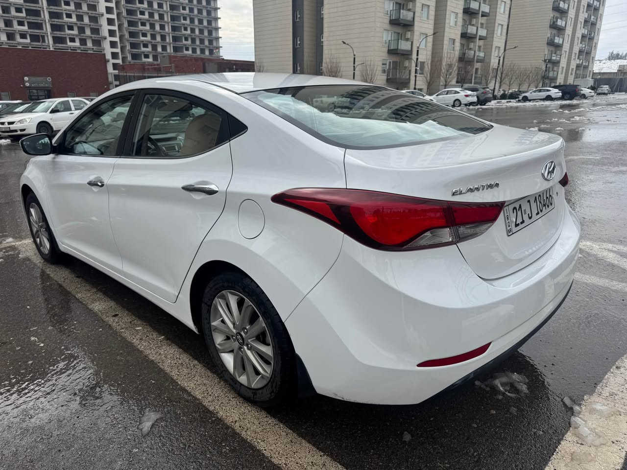 بە ناوی خوای گەورە
هۆندای ئەلەنترا 2014 شکڵ گۆڕاو شکڵی 2015
شتی لۆک و دانسقە و سفر
مەکینە١٨ گەورەی مەڕغووب
هەموو گیانی لە سەر دەقی شەریکە ماوەتەوە
بێ بۆیاخ و قوپاوی و شوخت و سارد
مواسەفاتی تەنها سڵاید و بەسمە نییە
کەم ڕۆشتوو 
بە ناوی خۆمەوەیە تا وەکو 2030 
دینارێ مەسرووفی نییە
تایە و باتریشی تازەیە 
چرکەی تیا نییە 
وەکو سفر وایە
شوێن سلێمانی
*********** السليمانية, العراق
