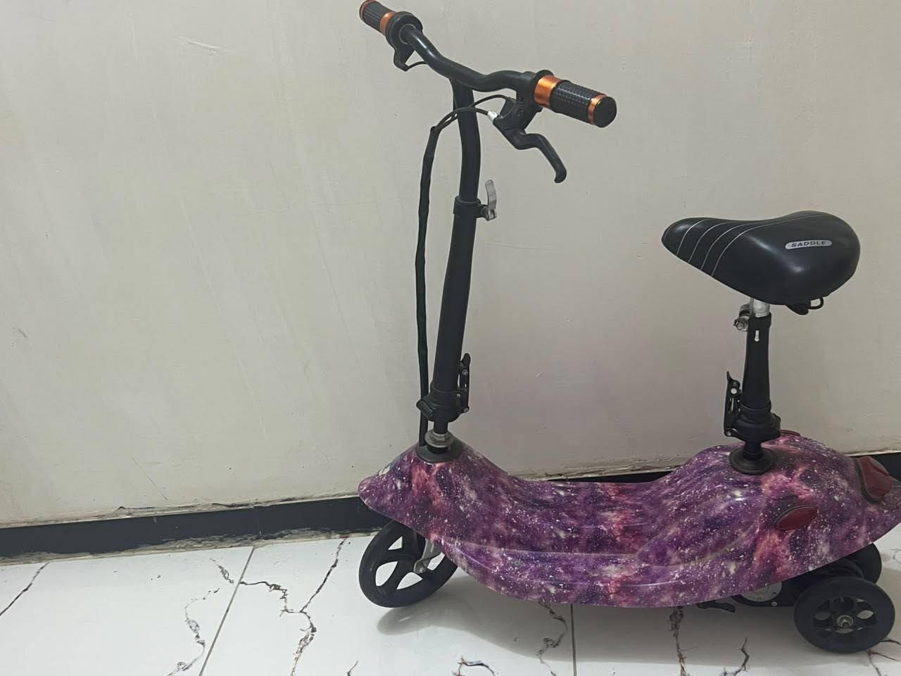 سكوتر حجم كبير يتحمل وزن  حتى120كيلوا للبيع عوزه بس بطاريه جديده سعر 150 وبيه مجال موبايل ***********
