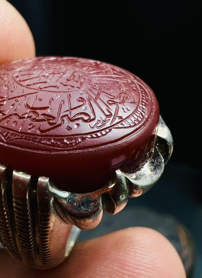 حياكم الله جميعا 

الي يحب قطعة من العقيق اليماني 

تكون نخب اول من جبال اليمن السعيد
 
هذا الخاتم من الصياغات اليدوية البحرينية
 
نقش عليه سوره العصر المباركة

بسم الله الرحمن الرحيم 
وَٱلۡعَصۡرِ (1) إِنَّ ٱلۡإِنسَٰنَ لَفِي خُسۡرٍ (2) 
إِلَّا ٱلَّذِينَ ءَامَنُواْ وَعَمِلُواْ ٱلصَّٰلِحَٰتِ 
وَتَوَاصَوۡاْ بِٱلۡحَقِّ وَتَوَاصَوۡاْ بِٱلصَّبۡرِ (3)

 
خط يــــــدوي✍️ للنقاش  علمدار

للاستفسار اكثر موجود 🤳🏻واتساب***********
