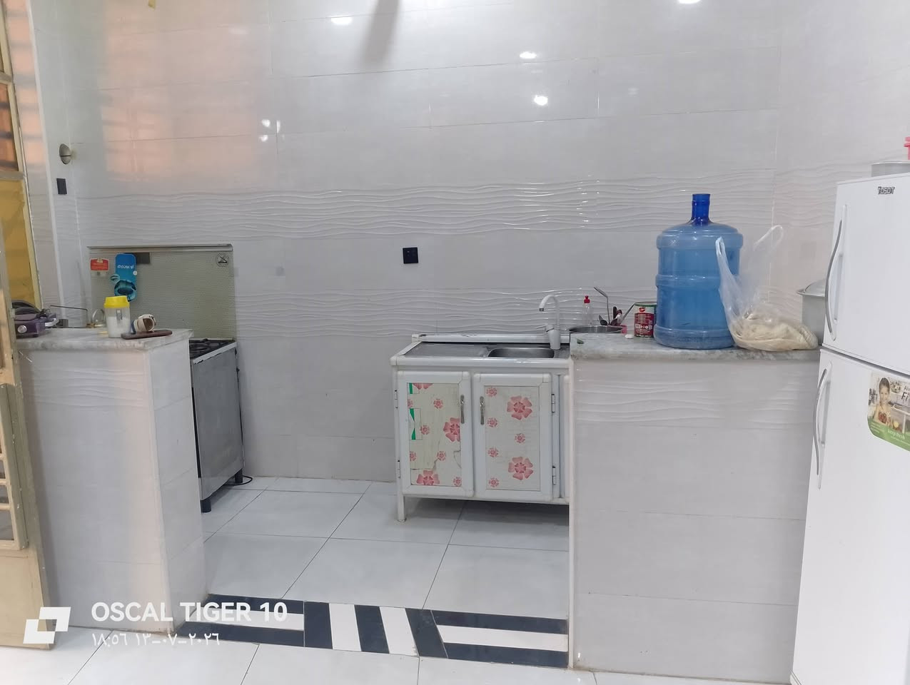 سلام عليكم ورحمه الله وبركاته بيت للبيع المساحه 280متر غرفتين نوم صاله مطبخ حار وبارد استقبال طارمه كبيره حديقه البيت مناقصه اي شي فقط تطبيك السطح ولبخ الخارجي فقط كما موضح في الصور خلف شركه آسيا للسيراميك السعر 100 مليون رقم الهاتف ***********
