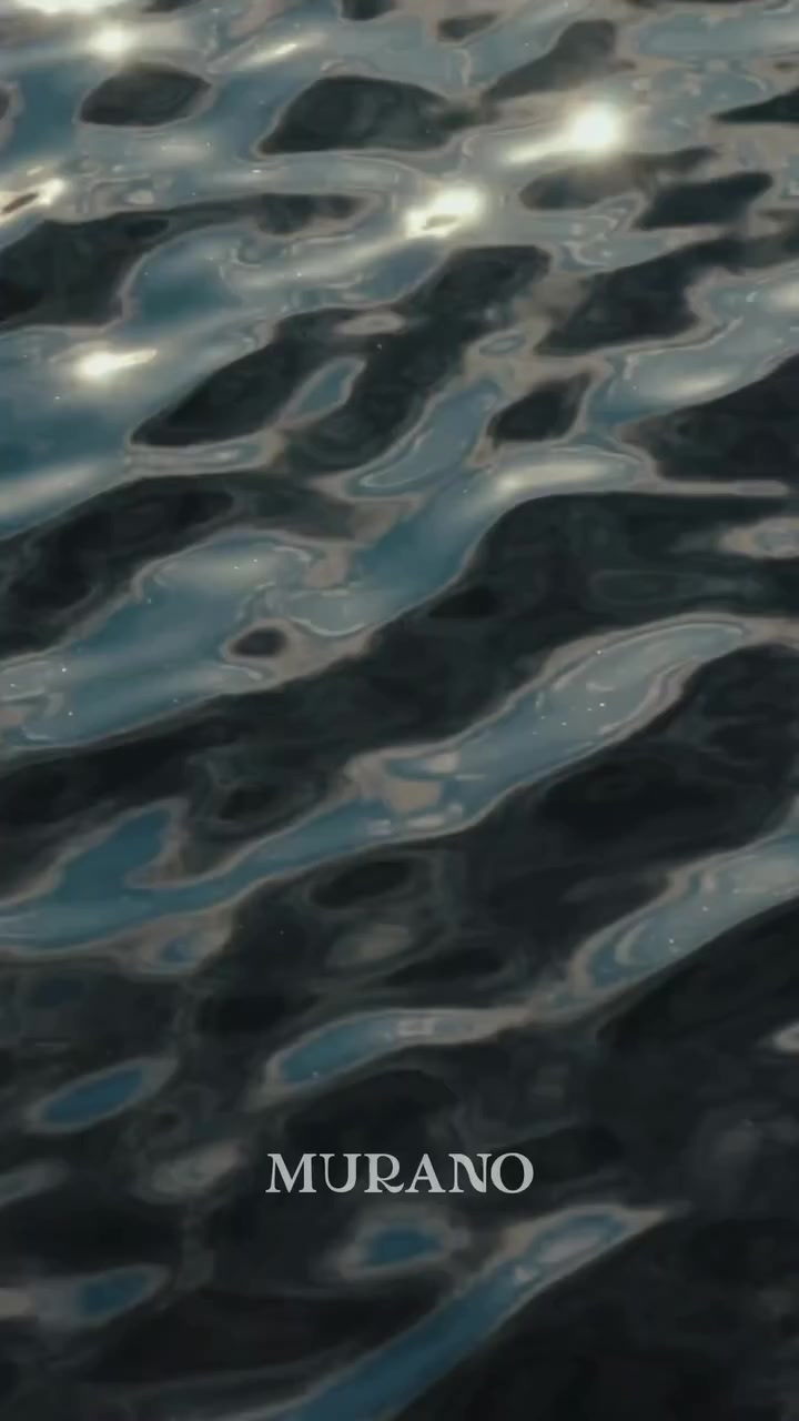 مجمع مورانو هو مشروع سكني فاخر يقع في منطقة الكرادة – العرصات في بغداد، ويتميز بموقعه الحيوي المطل على نهر دجلة، حيث يجمع بين هدوء الإطلالة وحيوية المدينة.

يُعد المجمع نموذجاً حديثاً للسكن الراقي، إذ تم تصميمه بأسلوب معماري معاصر يوازن بين الجمال والوظيفة، مع توفير مساحات سكنية واسعة تناسب متطلبات الحياة العصرية.

يضم المجمع مجموعة من الأبنية السكنية المجهزة بأنظمة ذكية، تشمل التحكم بالإضاءة والتكييف والأمان، إضافة إلى أنظمة حماية متطورة وكراجات تحت الأرض لضمان الراحة والخصوصية.

كما يوفر بيئة متكاملة للسكان من خلال الخدمات اليومية والمرافق الحديثة، ليقدم تجربة سكنية تجمع بين الفخامة، الأمان، وجودة الحياة

لمعلومات اكثر تواصل على رقم : ***********
