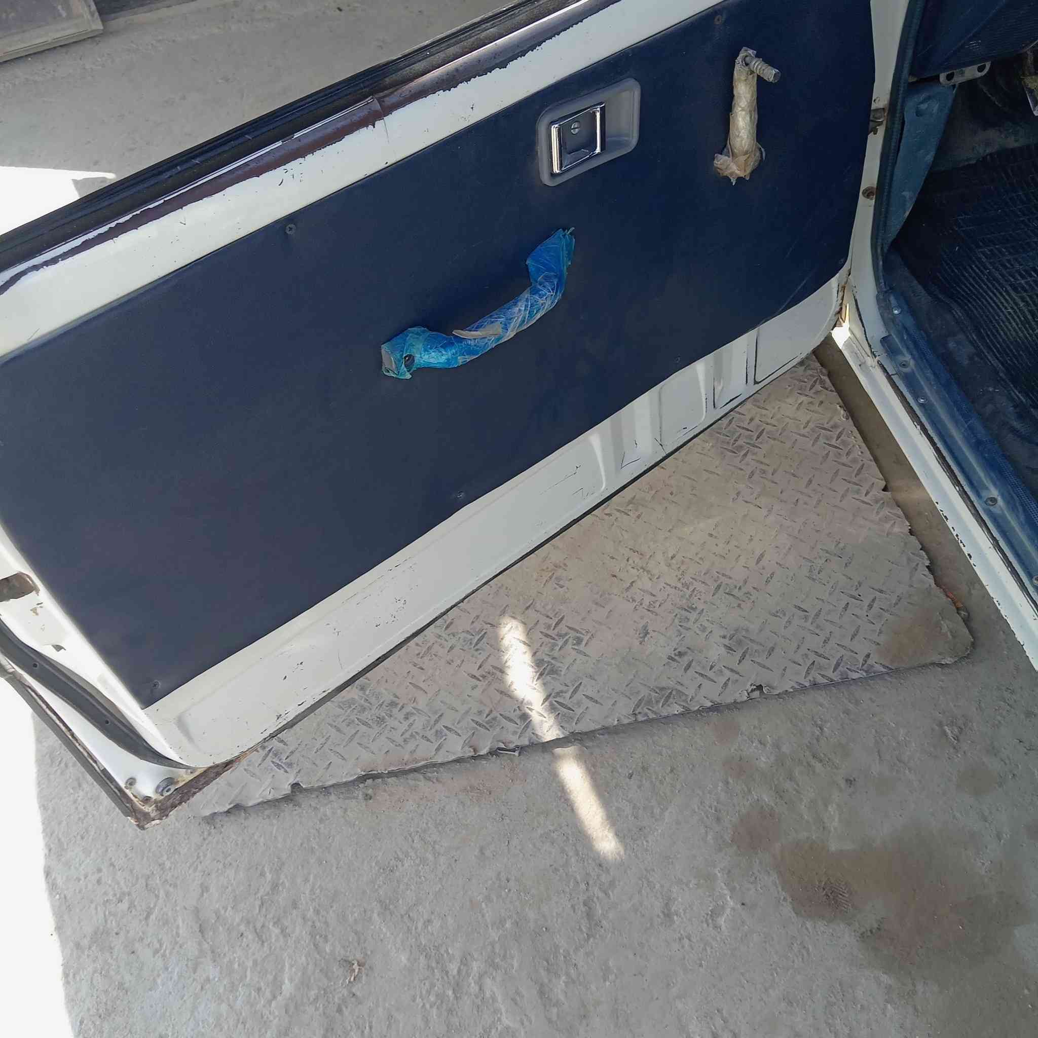 يا الله سلام عليكم ورحمة الله وبركاته بيكم موديل 85 للبيع سياره جاهزه من كل شي كهربايات شغاله مسجل شغال تبريد بس عوزه كمبريسر رقم بابل سنويه 2028 ترايك وين مي عجبك شاصي بلاد صبغ بلاد مكان السياره بابل الحمزه الغربي سعره 47 وبه مجال مستعجل على بيعته *********** خابر ودلل
