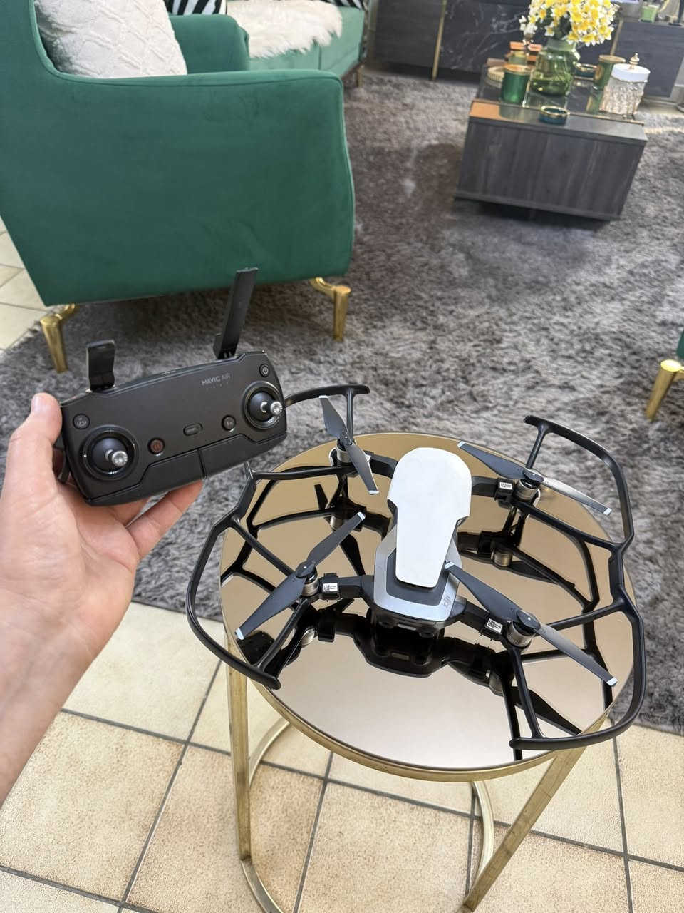 اصدار ماڤيك اير Mavic Air 

كاملة مع جميع الملحقات 

منصة شحن بطاريات 
شاحنة اصلية DJI 
بطاريات عدد 2 
واحد بعدة بالليبل مو مستعمل 
تصوير 4K
بدقة 3840/2160
تصوير فوتو / فول HD
درع ريش ( مانع صدمات ) تكدر تطيرها بدونة جدا طبيعي 
Ultrasonic حساس مستشعر الارتفاع 

نضام Vision Positioning / Sensors 
يساعد الدرون يثبت نفسه بالجو بدون GPS
يمنع الانجراف (drifting) ويحافظ على الثبات

جميع التفاصيل مرفقة بالصور 

السعر : 380 الف 
المكان بغداد 
لا يوجد توصيل (( لا يوجد )) 
اني هااوي مو صاحب بيج ماعندي اي تعامل مع شركات التوصيل


**إذا كنت صاحب هذا الإعلان وتريد حذفه لأي سبب، رجاءا أرسل رسالة إلى الدعم الفني**