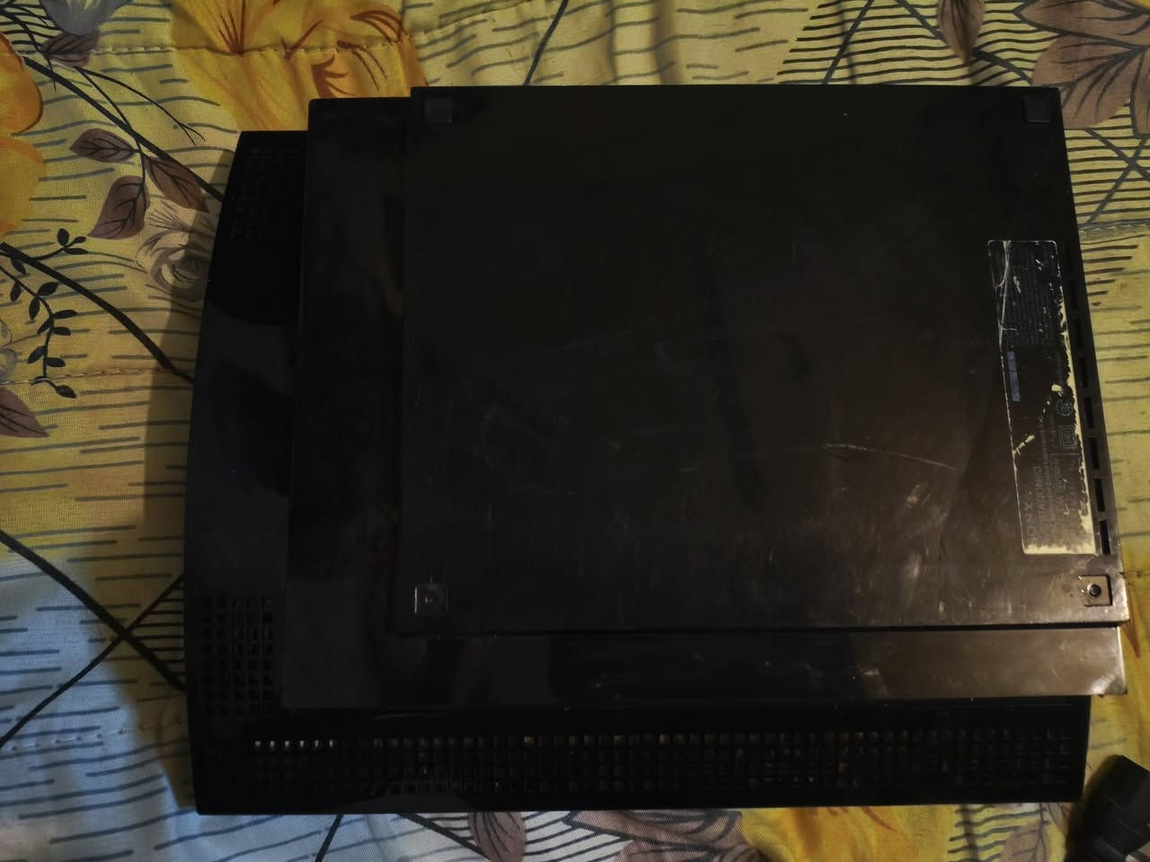 { 25 الف 🎈}.  بلايستيشن 3 فات + ملحقات كاملة PlayStation 3 بحالة نظيفة جدًا  
شغال قبل العطل
 الحالة: عطلان لمبة صفره (Yellow Light)  يحتاج تصليح أو تاخذه قطع غيار
 الجهاز نظيف وما بيه مشاكل خارجية
 الملحقات:
جويستك 3 عدد 2
كيبل تشغيل
 شاحن جويستك 
 السعر: 25
  الموقع: الناصرية مركز
 البيع مستعجل وأول واحد يجي ياخذه مباشرة
  *********** للتواصل واتساب
