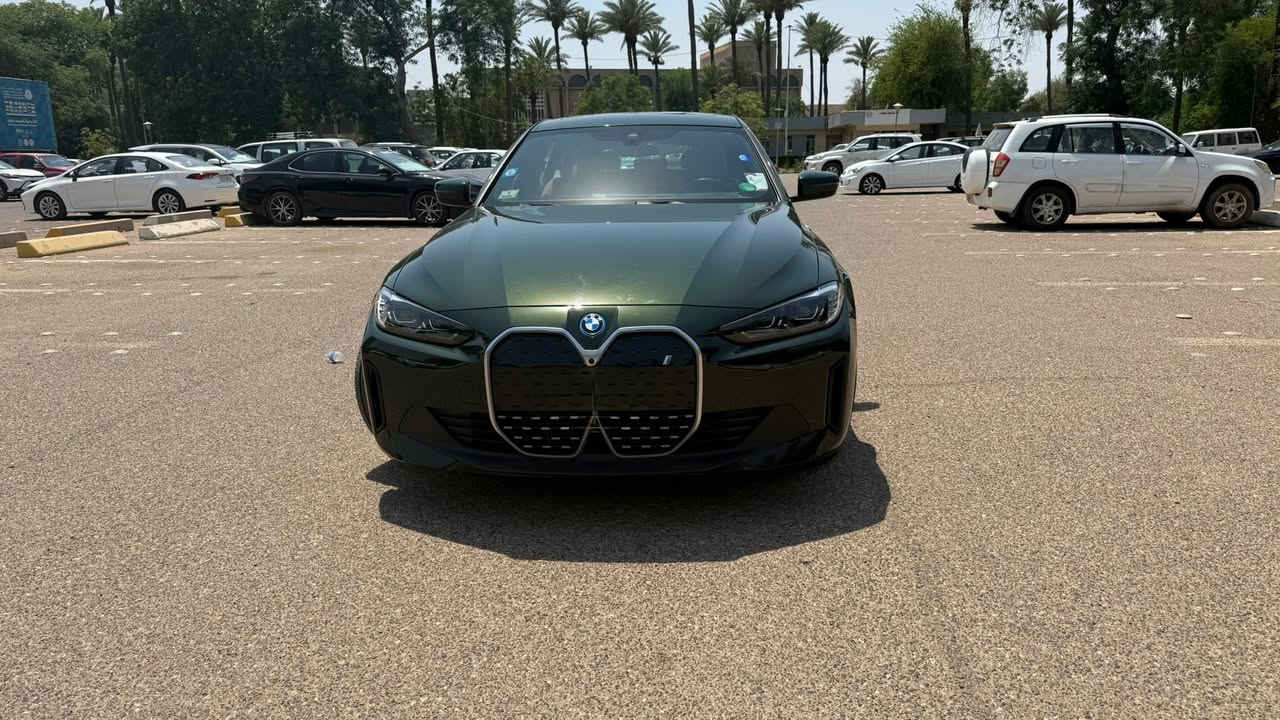 السلام عليكم 
بي ام دبليو BMW i4 Edrive40 2024
فل الكترك (كهرباء بالكامل) رقم بغداد - بجم كبس
الحجم الكبير بطاريه كبيره مو حجم 67 كيلو واط وانما 84 كيلو واط
المواصفات:
تشغيل تبريد بتوقيت معين بالوقت الي تريده تلقائيا
 وارد امريكي 
 لون اخضر
 محرك كهرباء 
 بطارية 84 كيلو واط / ساعة (الشحنه تمشي 400-450 كيلومتر حقيقي)
 بانوراما
 لايتات امامية متحركة عدسة Adaptive laser led 
 حساسات امامية وخلفية 
 رادات جانبية وامامية
 كاميرا 360 درجة
 توقف ذاتي (امامي وخلفي)
 تنبيه اصدام للمركبات وللاشخاص
 محدد ومثبت سرعة + تنبيه الخروج من المسار
 نظام الترفيه idrive 8 احدث نظام 
 ممكن عرض خريطة ويز على الشاشة الاماميه (امام السائق)
 المسافة المقطوعة 11 الف ميل 
 مقاعد كهرباء + تسخين مقاعد + تسخين مقود قيادة
 اوامر صوتيه في النظام الترفيهي 
 السرعة من 0-100 خلال 5 ثواني 
 حادث السيارة : الابواب الجانبية عكس السايق (تم تبديل الابواب بأبواب اصليه بلاديه) 
 السيارة جديدة جداً ونظيفة ومناقصها اي شي 
 مكان السيارة بغداد – العامرية
 
رقم الهاتف ***********
