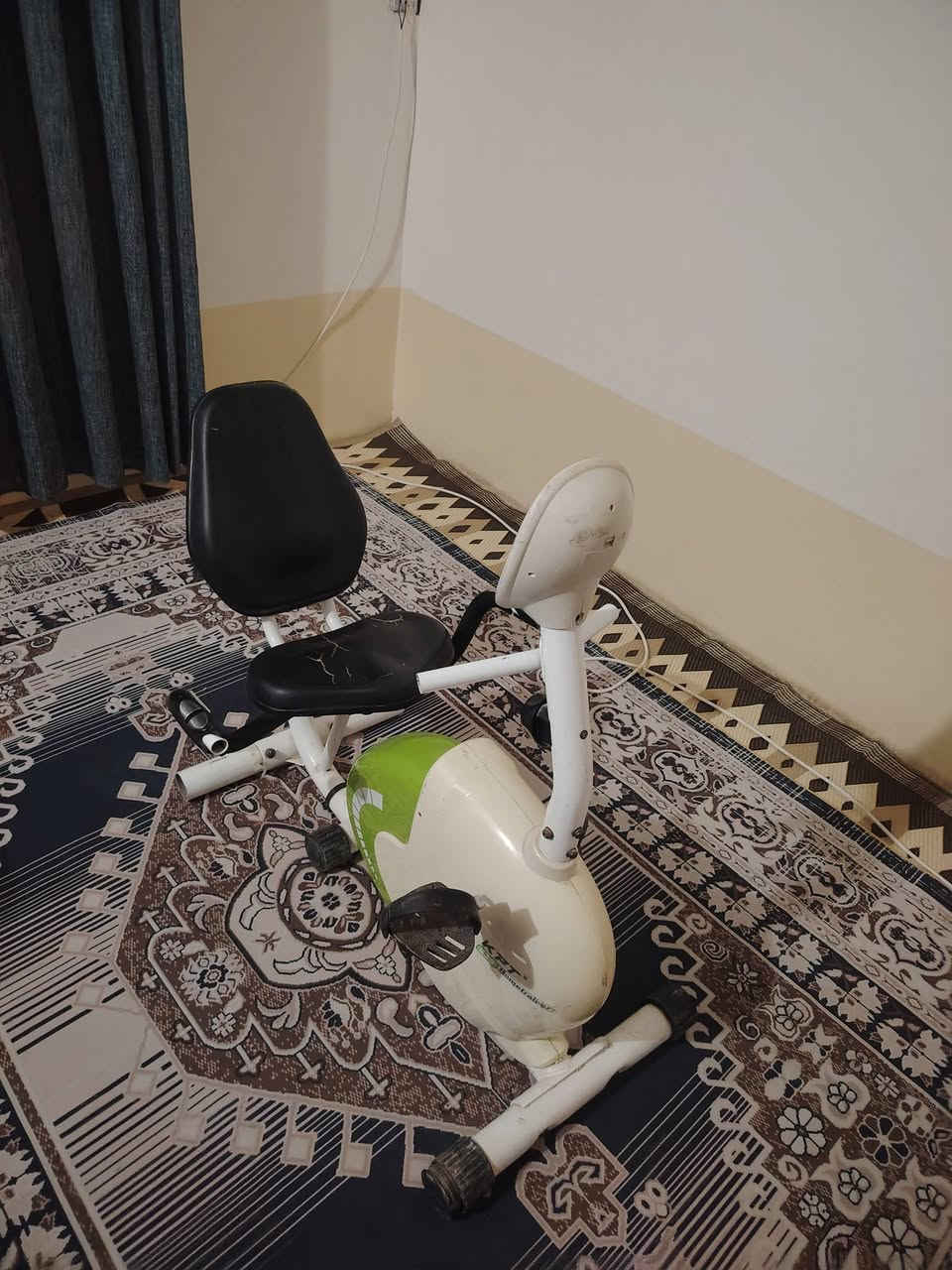 سلام عليكم عندي هاذ بايسكل تمرين للبيع نضافه فول سعره 160 الف وبي مجال تواصل ***********
