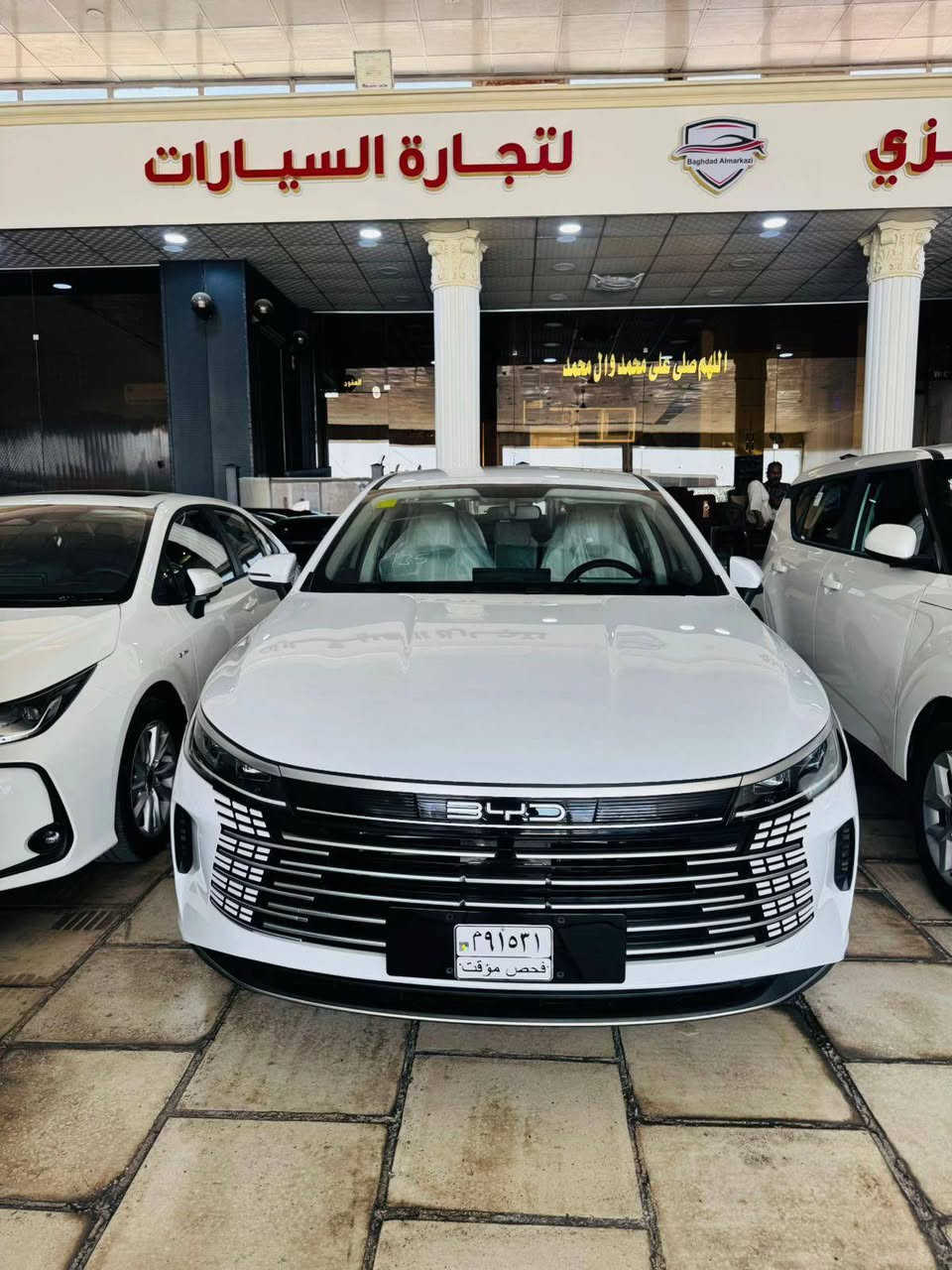 شركة الصنع: BYD Auto تستروير 
نوع المحرك: هايبرد (بنزين + كهرباء)
نظام الهايبرد: DM-i عالي الكفاءة
ناقل الحركة: أوتوماتيك
دفع أمامي
استهلاك وقود اقتصادي جداً
شاشة وسطية كبيرة تعمل باللمس
عدادات ديجتال بالكامل
دعم Apple CarPlay و Android Auto
كاميرا 360 درجة
حساسات أمامية وخلفية
رادار تصادم أمامي
نظام المحافظة على المسار
مثبت سرعة ذكي
تكييف أوتوماتيك مزدوج
مقاعد مريحة بخامات عالية الجودة
جنوط رياضية
نظام تشغيل ذكي
وبعد موصفات مذاكرهن
ماشيه 9 الاف بحالة الوكاله ايشي ما ناقصه
الاستفسار ***********
