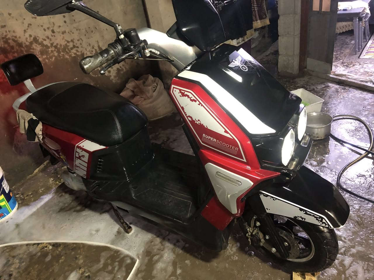 السلام عليكم للبيع دراجة شحن كلش نضيفة ست بطاريات سرعة 65
نضام تشغيل سويج وبصمة عن بعد نضام امان نضام رجوع للخلف اشارة يمنة ويسرة ودبل اشارةبريكات امامية وخلفيةدسك لايت ابيض عالي وناصي 
السعر 750 وبيهة مجال 
مكاني بغداد الامين 
متواجد خاص واتصال ع الرقم***********
