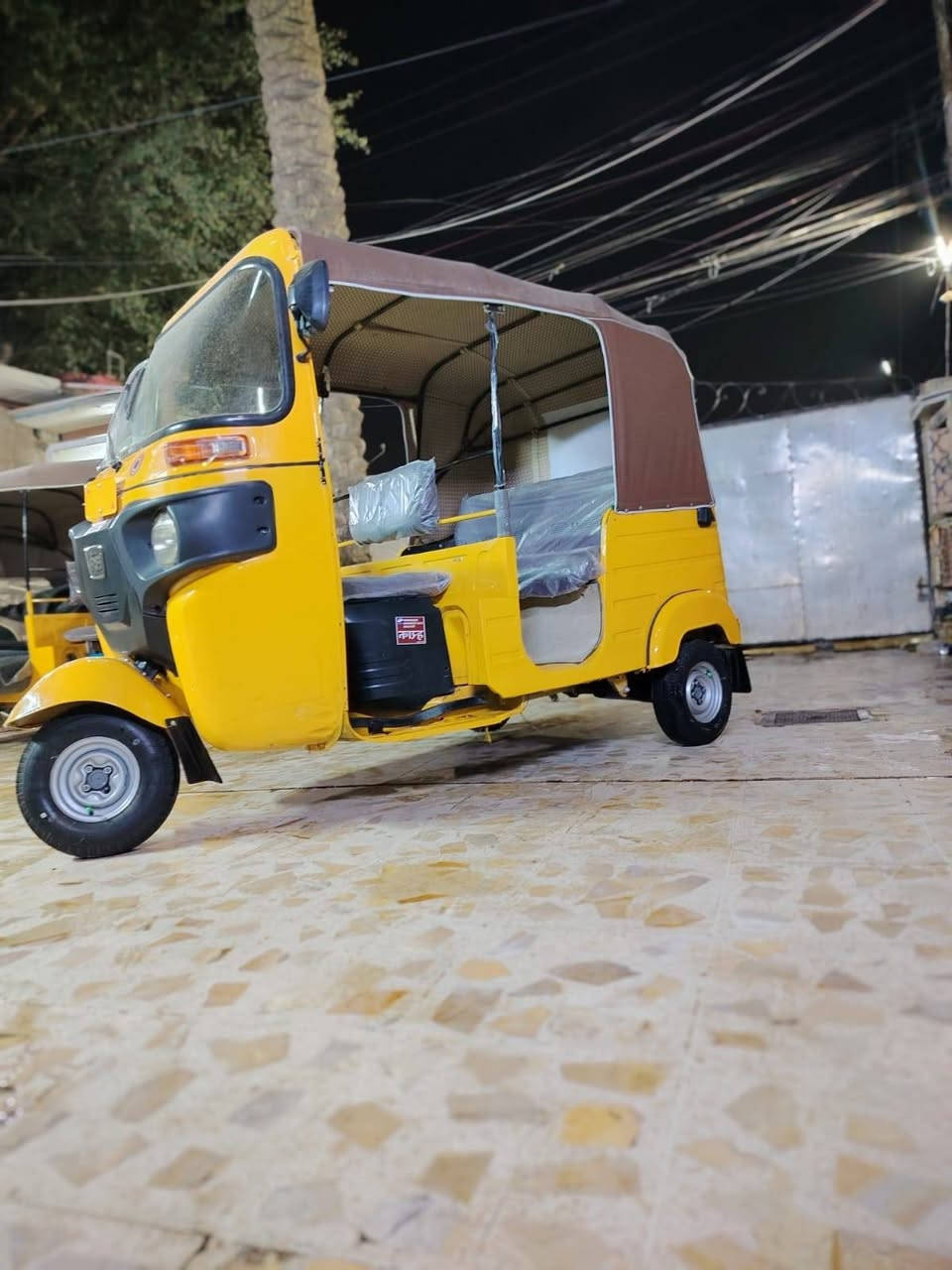 السلام عليكم تكتك موديل ١٩ رقم وسنويه تحويل ثاني تكتك بيه لغد واحد صبغ ودوس الباقي لا ضربه ولا صبغ مكينه جديده بعدهي بدهن السحك ناعمه بريك كله جديد كبل للشارع مكاني الشعب   السعر ٦٥٠٠ وبيه مجال رقمي ***********
