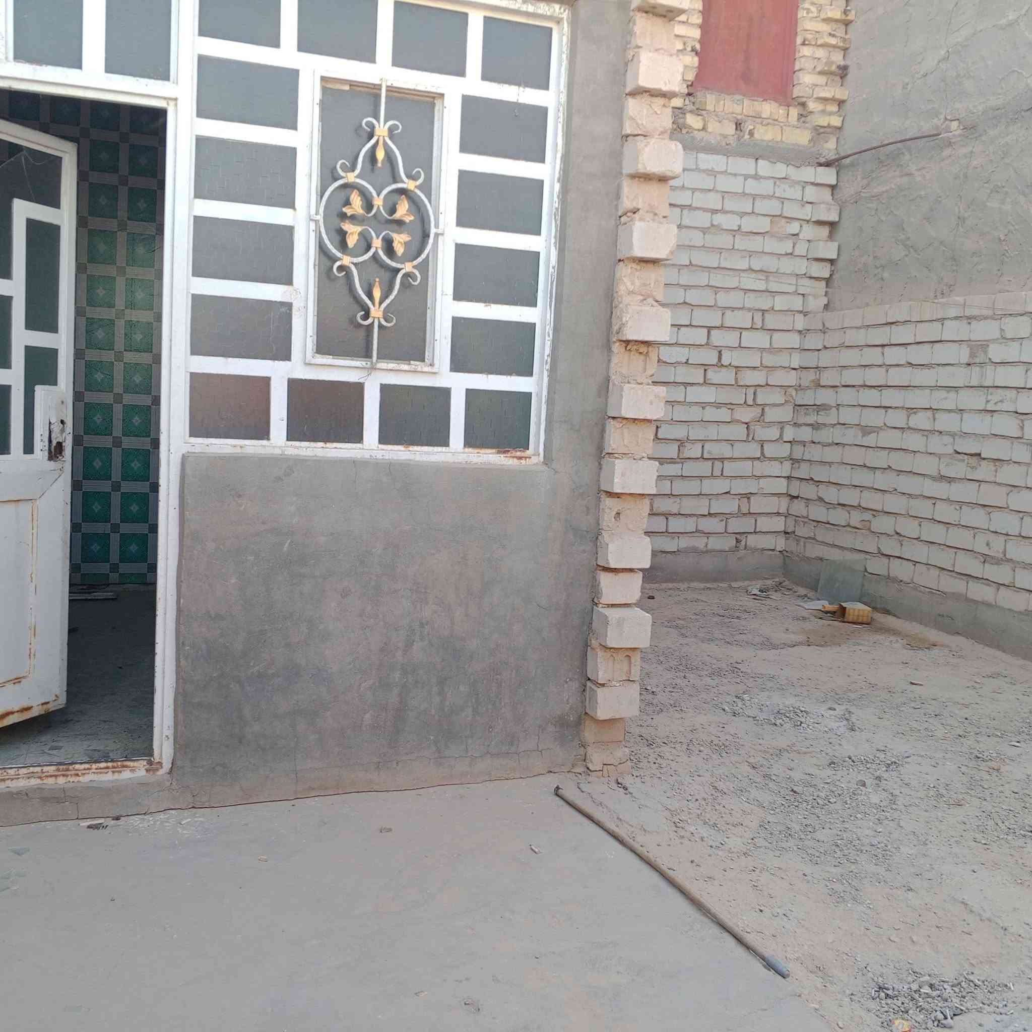 سلام عليكم بيت للبيع مساحه 100مترالبراكيه في شارع المطار القديم للفرع المقابيل حلاقه  مركز ابو هلال بي غرفه وصاله ومطبخ وصحيات واستقبال على النص ما كامل الاستفسار اكثر الاتصال على الرقم ***********السعر24بي مجال نقدي ويرهم إقصاد
