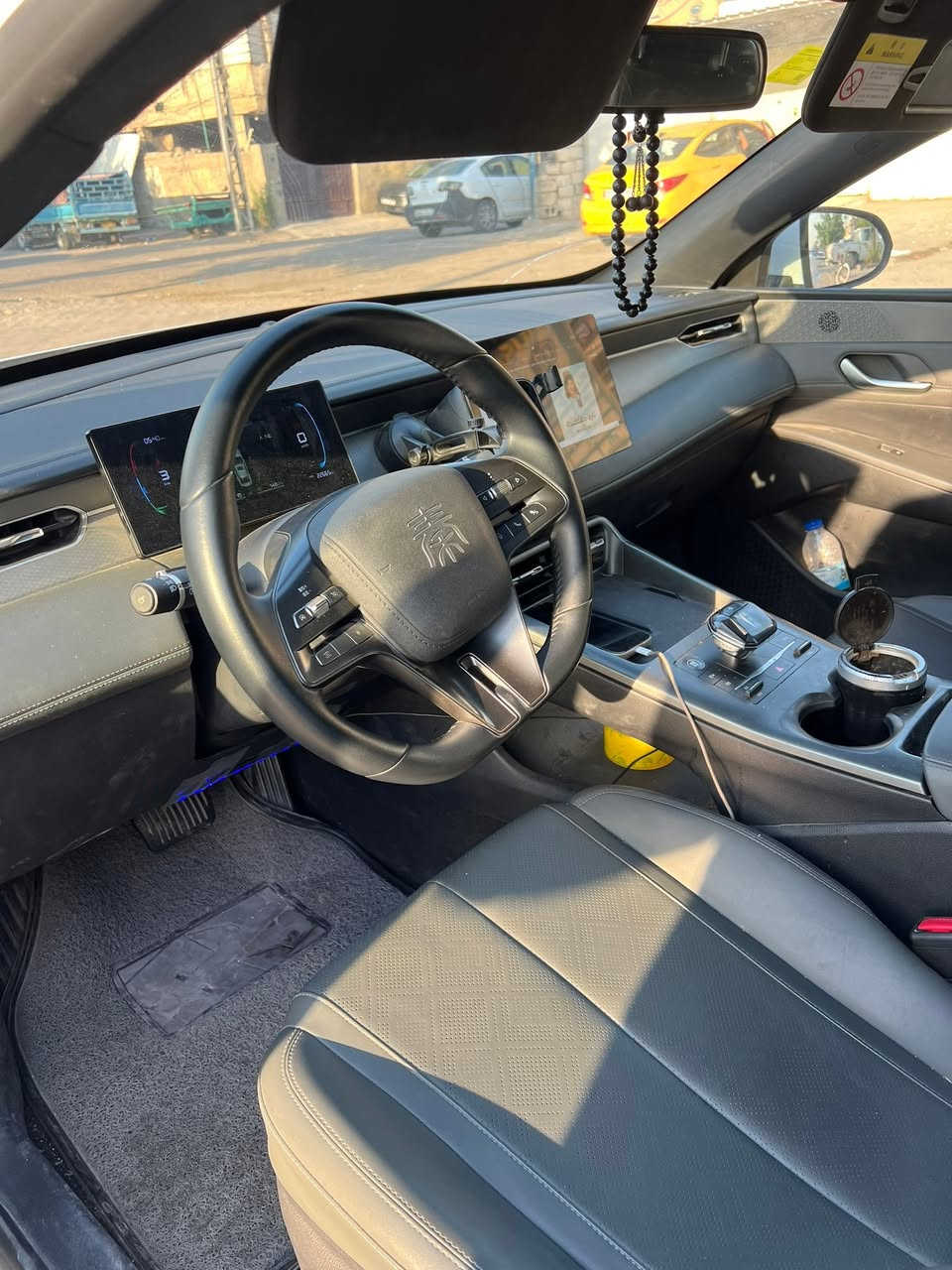 السلام عليكم 
BYD كن بلاص موديل 2025للبيع 
نص فول مو الفول مالتها المواصفات مالتها المعروفه السياره ماشيه 22الف كيلو متر 
السياره ضررها خسفه بل بنيد موضح بل صوره وجاملغ الايمن والايسر طعجات خفيفه يرجعن بارد السياره سعرها 18 مليون وبيها مجال مال جيتك وتحويل ثاني يوم للاستفسار ***********
