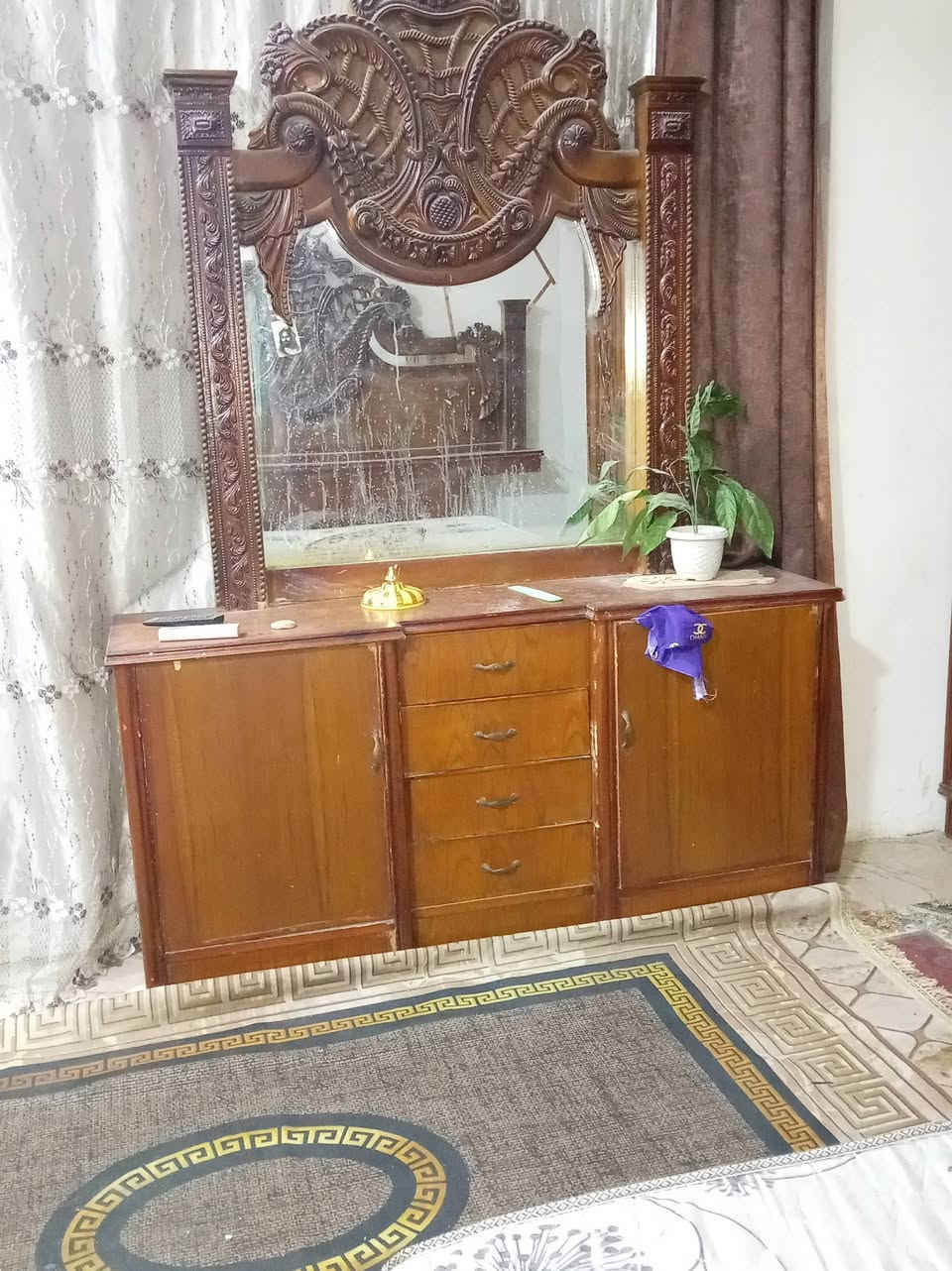 السلام عليكم عندي غرفه نوم تكمه ماليزيه ورايده 500الف وبيه مجال واتواصلو وياي عل واتساب ***********
