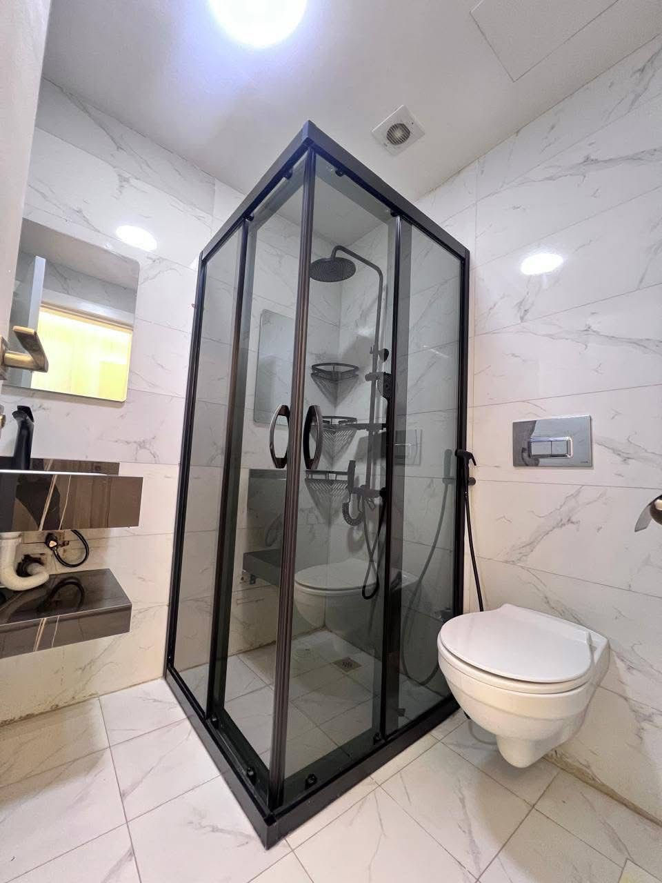 للبيع او للإيجار 

.شقة مؤثثة VIP 

.مؤثث 

.مكانها اربيل 
مجمع لايف تاور
تبعد 2 دقيقة عن امباير 
و4 دقايق عن المطار 

.غرفة 3
.صالة
.مطبخ 
.حمام 3
.طابق  14م 
.مساحه "160م
.واجه خارجي 

للأستفسار اكثر التواصل واتس اب 

- ***********
- ⁠***********
