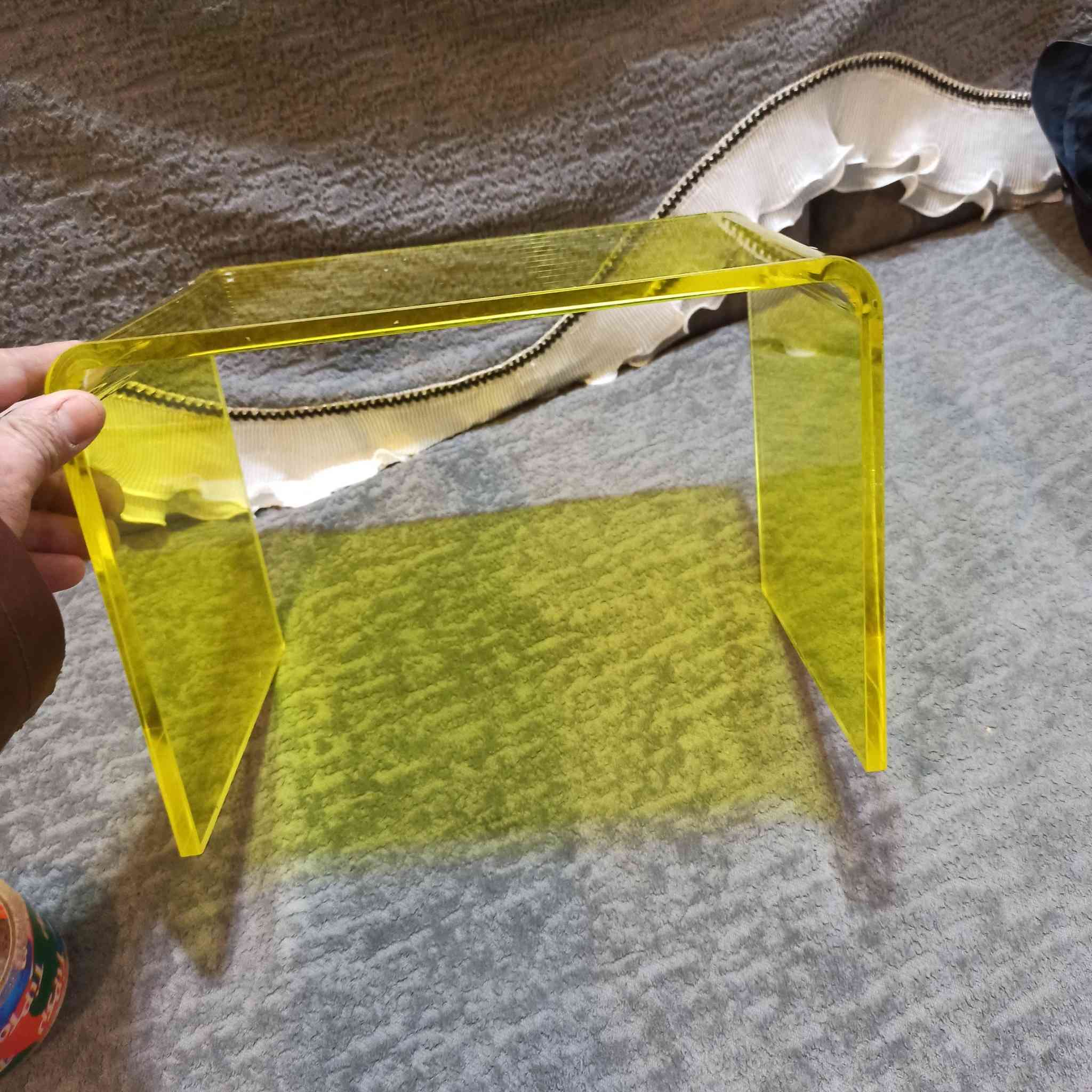 طاوله  تحفه مصنوعه من الاكريليك كلش قوي ومتين متعددة الاستخدامات حتى للجلوس يصير. اخوان سعره غالي بالموقع ولو كلاوات بس اني ابيع ب٢٠ الف وشكرا اني وزني ٨٠ وعادي وقفت على الطاولة


**إذا كنت صاحب هذا الإعلان وتريد حذفه لأي سبب، رجاءا أرسل رسالة إلى الدعم الفني**