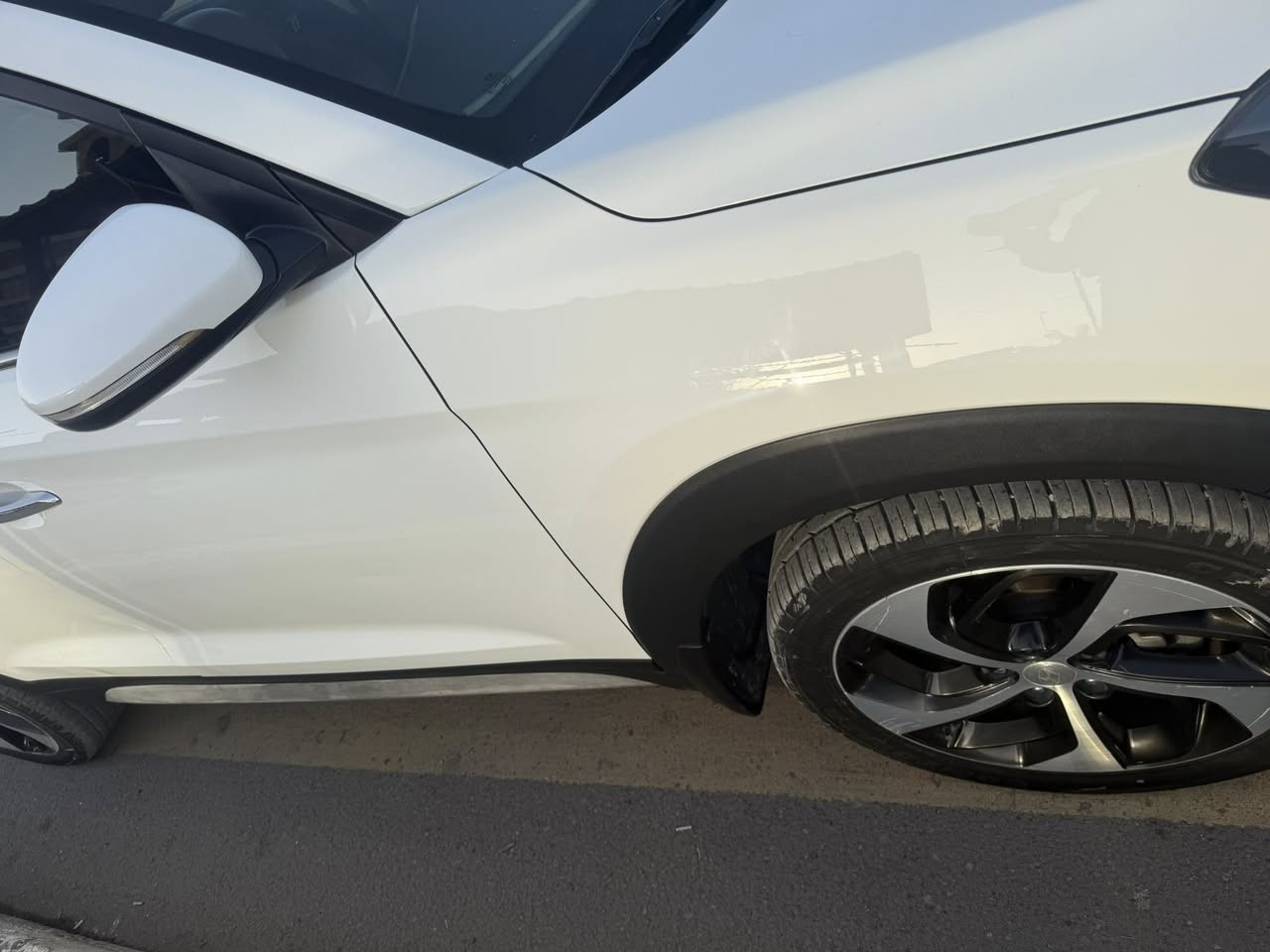 السلام عليكم توسان. موديل 2017  خليجي فوال واحد على واحد موصفات برانيه  داخل جلد مرواني زراكات على المصدات بصمه شكن كهرباء  وحار وبارد سايد بريك بصمه   وفور ويل جنطه كهرباء محرك 2000دوش سيار مكفوله تخم تاير صدر جديد  ***********
