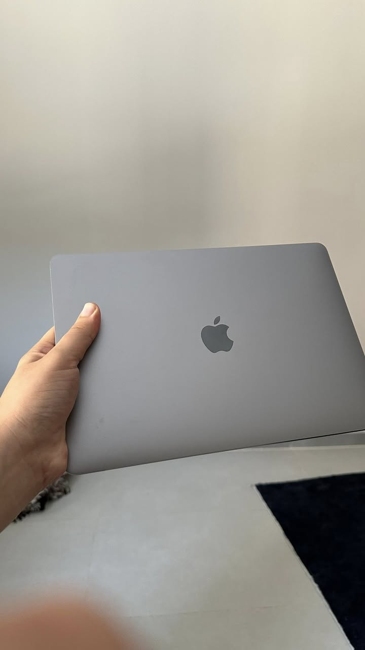 السلام عليكم..
للبيع لابتوب ماك بوك برو (MacBook Pro M1). الجهاز نظيف واستخدام شخصي.
مواصفات:
• الموديل: Apple MacBook Pro 13-inch (شريحة M1) مع Touch Bar.
• الرام: 8GB
• التخزين: 256GB SSD
• الكيبورد: عربي/إنجليزي أصلي.
• نسبة صحة البطارية: 82%.

ملاحظات:
•شخوط سطحية بسيطة بالقاعدة موضحة بالصور.
•متوفره الملحقات الاصلية.
المكان: بغداد - الاعظمية
السعر: 700 ألف دينار وبيها مجال بسيط.
للتواصل ***********

