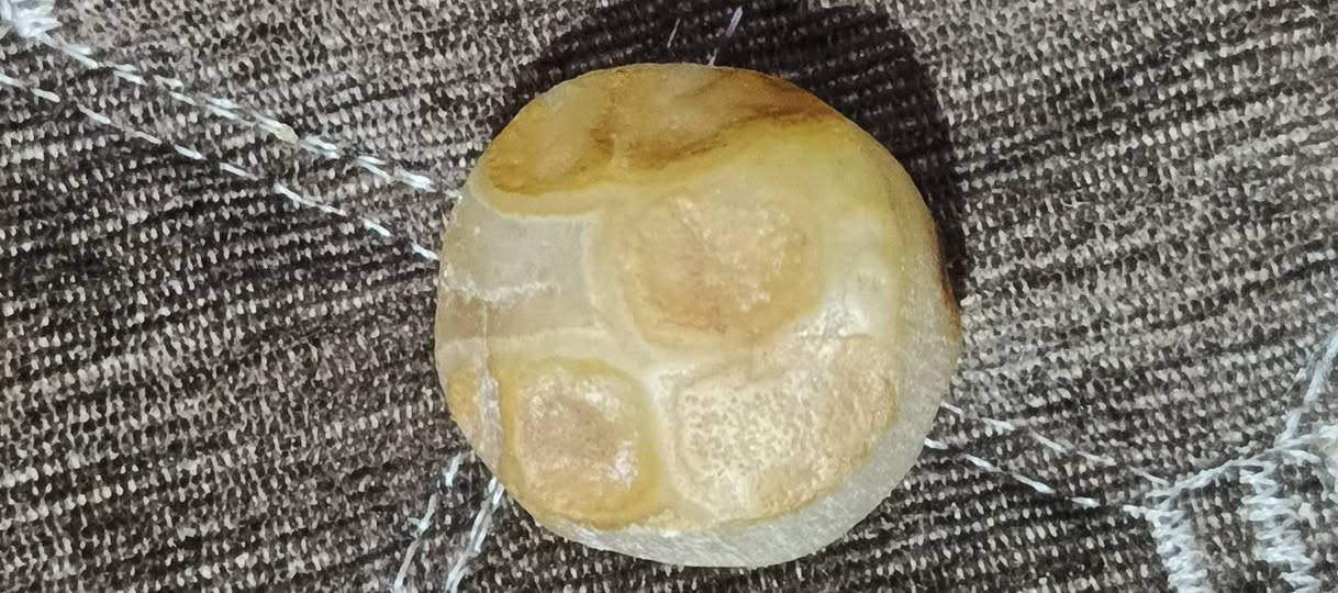 ذني احجار لكيتهن بل بر للبيع ماعرف سعرهن ***********
