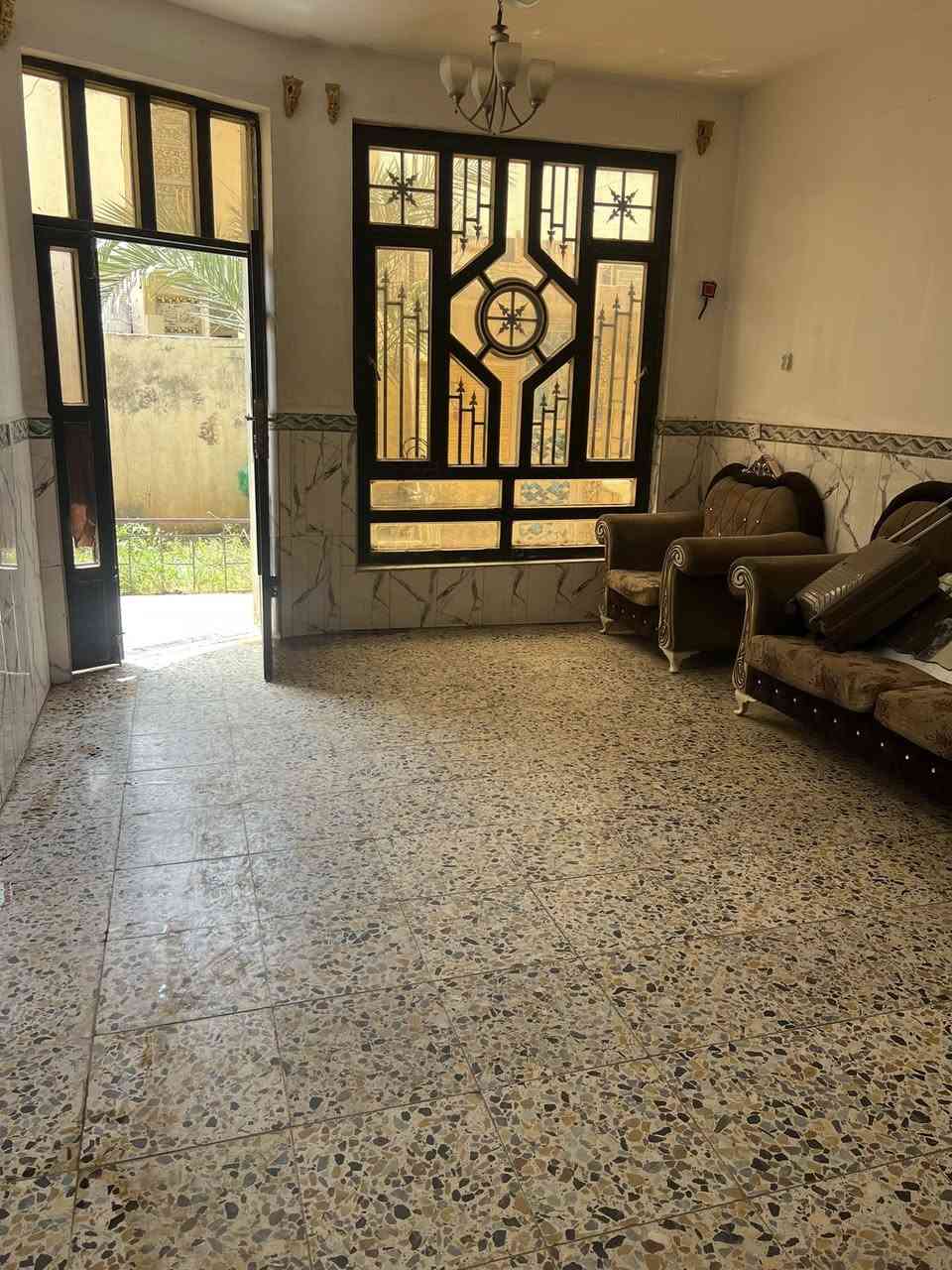 سلام عليكم بيت لبيع بحواس مقابيل جسر قريب الشارع العام مساحته ٢٠٠ متر قاطين بناء حديث ***********
