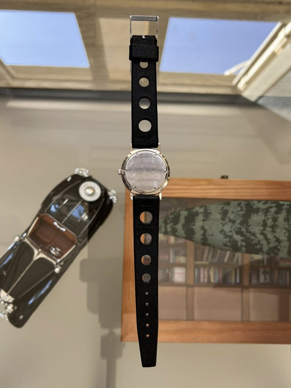 1960 Numa-Super
القطر:33mm
تحفة تجسيد للأناقة الكلاسيكية بلمسة عصرية. تتميز الساعة بميناء (Dial)
أبيض نقي مع مؤشرات ذهبية ناعمة وتصميم فريد لثوانٍ فرعية عند رقم 6، مما يمنحها طابعاً هندسياً مميزاً.
المنشا : سويسرا
المواصفات الفنية:
• الحركة: ميكانيكية (تعبئة يدوية)، تحتوي على 17 حجر (Jewels 17)
ضمان الدقة والمتانة.
• الميناء: تصميم بسيط وراقي شعار النجمة المميز وعلامة "Swiss Made".
• الحالة: الماكينة تظهر بحالة ممتازة ونظيفة جداً (كما هو واضح في الصور)، مما يعكس جودة التصنيع السويسري القديم.
• الحزام: حزام جلدي أسود رياضي مثقب (Rally Strap) يضيف لمسة
شبابية وقوية
الحالة: مخزنة بعناية (Mint Condition)، 
الماكينة :نظيفة جداً
🔸للأستفسار يرجى التواصل خاص 🔻


**إذا كنت صاحب هذا الإعلان وتريد حذفه لأي سبب، رجاءا أرسل رسالة إلى الدعم الفني**