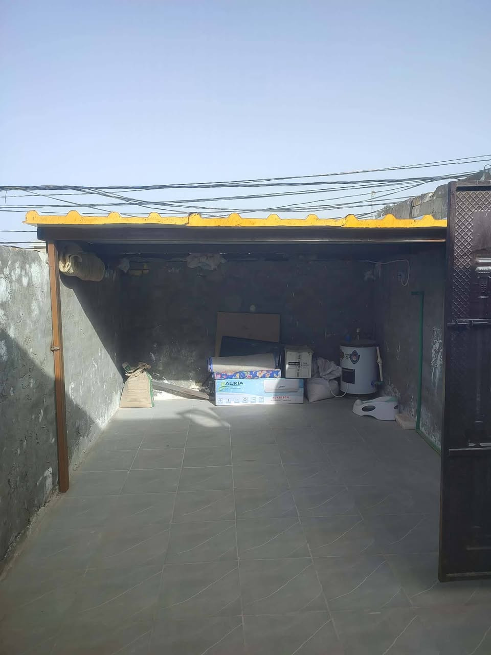 دار للبيع(50 متر) مقابيل ملحق قريه الغدير عمود317 سند 25 قريب على السوق
يحتوي على طابقين 
الطابق الاول غرفه وصاله ومطبخ مفتوحات واحد ع الثاني وصحيات 
الطابق الثاني غرفه ومخزن وسطح مطبگ سيراميك حراري

ويحتوي ايضاً على خزان وخط مولدة جاهزات 
البيت صب كونكريت

دار بنضافه 100 % مسكون شهر واحد فقط وجاهز للسكن حاليا فارغ

السعر 25 مليون وبي مجال
للتواصل ***********
