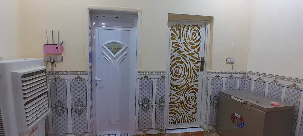 بيت للبيع أو مراوس بناء كونكريت المساحة 150متر واجهة 10والنزال 15   حديث سنة البناء 2022 موقع البيت الخشابة قريب دائرة المنشأت خامس بيت عن الشارع العام  يتكون البيت من غرفيتن وصالة وتهويات 2 وحمام داخلي وخارجي ومطبخ وبراني الطابق الثاني صالة وحمام زائد غرفتين وصالات للشبابيك للأستفسار  مراسلة واتساب السعر خاص***********
