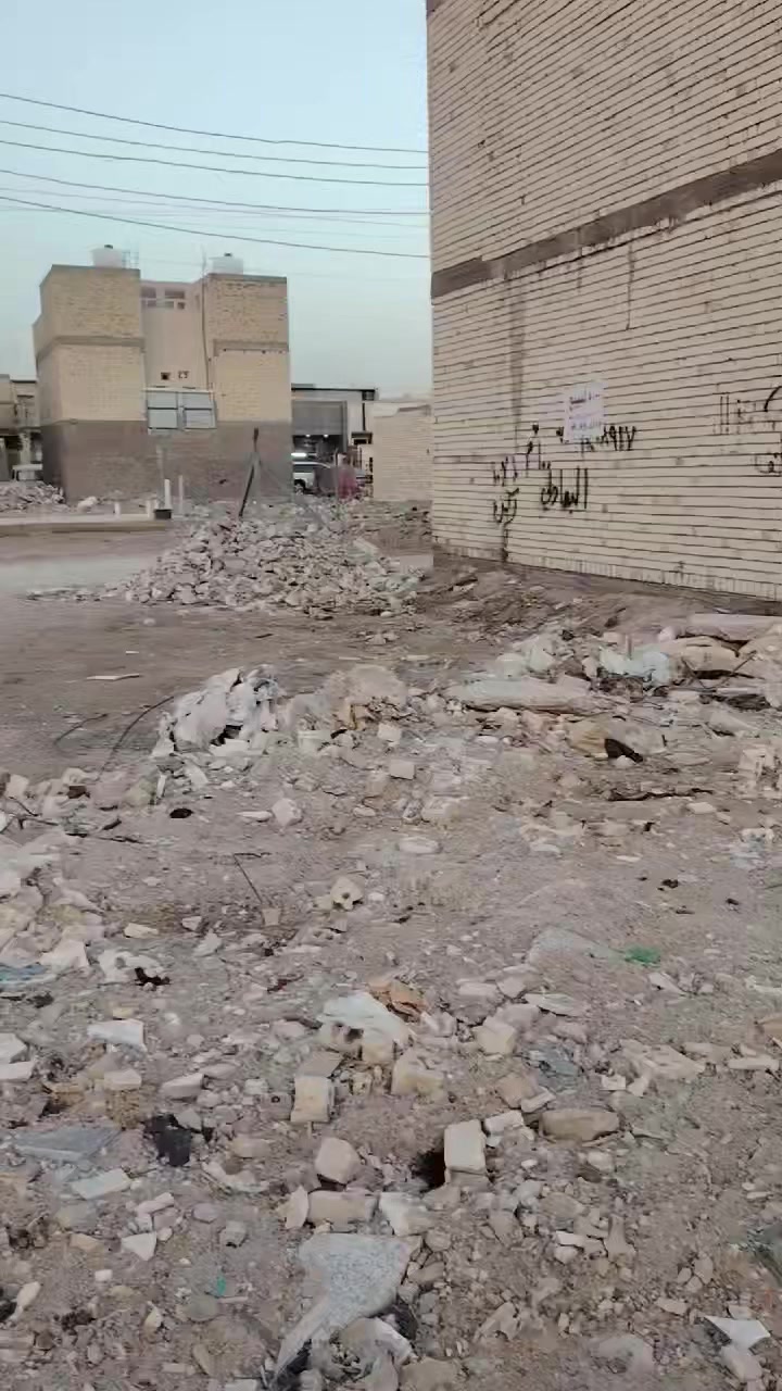 السلام عليكم عندي 
قطعه ركن 50 متر واجه 10متر  ونزال 5متر الظباط الثانية (زراعي البلديات) تصلح تكون محلات او مشتمل مكانها مميز بين فرع 10 وشارع 15 مجاري  ومي وكهرباء كاملات. و التبليط بعده جاي يكصون بالافرع 
سعر  29      ***********
