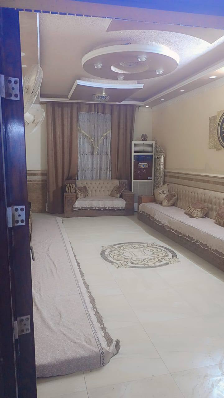 بيت للبيع
المساحة 200 في حي النهضه (الجلبيه) مقابل جامع القائم (عج) خلف دكتور مصطفى الوائلي 
يتكون من كراج و مطبخ و براني و صاله و غرفتين  و صحيات خارجيه وداخليه 
الطابق الثاني صاله و غرفتين و حمام و مخزن كبير يصلح أن يكون مطبخ أو غرفه ثالثه  
الطابق الثالث يتكون من سطح كبير 
السعر خاص 
أو إتصال على الأرقام  ‏‪***********‬
                       ‏‪***********‬‏
