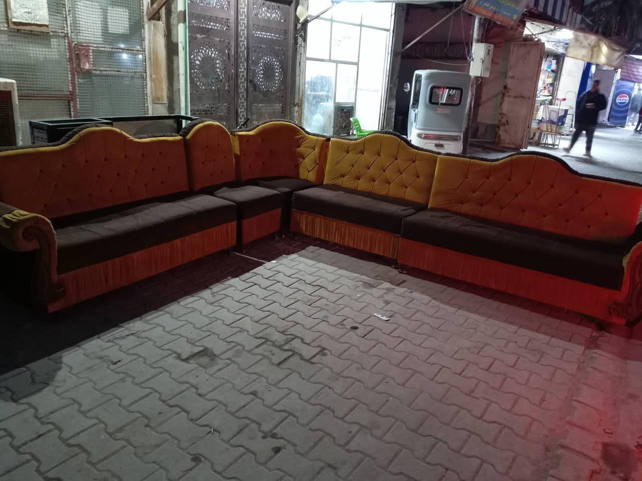 بسم الله
غراض للبيع العنوان المحمودية مقابل المركز الصحي 
والمحل الثاني شارع قيم َمقام قرب الوكيل ابو كريم ويوجد ايضآ باله في مجمع المنصور التجاري خلف عمارة الخضيري و مقابل البيت التركي
***********
***********
