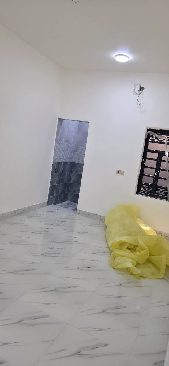 🏡 بيت للبيع – الجزيرة / باب الهوى – شارع 22
فرصة مميزة لامتلاك منزل جاهز للسكن في موقع هادئ ومخدوم.
📐 المساحة: 150 متر مربع.
مواصفات البيت:
✅ غرفتا نوم.
✅ ديوانية.
✅ هول وصالة واسعة.
✅ مطبخ.
✅ صحيات داخلية وخارجية.
✅ كراج للسيارة.
✅ بناء بلوك شغل درجة أولى.
✅ واجهة بديكور حديث.
✅ شبابيك تفصال ذات جودة عالية.
✅ البيت جاهز للسكن بالكامل.
📍 الخدمات:
- شارع بعرض 9 أمتار.
- ماء وكهرباء متوفران.
📄 الملكية:
- الأرض طابو صرف زراعي باسم عراقي.
- وكالة ومكاتبة مع نسخة من الطابو.
💰 السعر: 85 مليون دينار عراقي قابل للتفاوض.
📞 للاستفسار والمعاينة:
*********** البصرة, العراق
