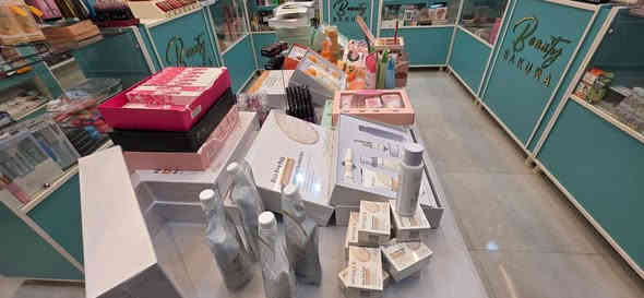 زورونا في كوزمتك ساكورا…
المكان اللي يجمع بين الرقي، الجودة، والأسعار المناسبة لكل البنات اللي يدورون على شيء يغيّر روتينهم ويضيف لمسة جمال حقيقية لحياتهم. 🌸💗

في ساكورا راح تلاقون أحدث المنتجات العالمية، أفضل الماركات، وروائح تعلّق بيچ من أول تجربة.
قسم العناية، المكياج، العطور، الزيوت، الشامبوهات، السيرومات… كلشي مختار بعناية حتى يصير عندچ تجربة تسوّق ممتعة ومريحة.

مهمتنا إنه نخليچ تلاقين الشي اللي يناسب بشرتچ وشعرچ ويليق بذوقچ بدون حيرة…
ويا كل زيارة، راح تحسين إن ساكورا مو بس متجر… هو عالم كامل للجمال والثقة والاهتمام بنفسچ.

نورتونا بكل زيارة، وننتظركم يوميًا حتى تشوفون أجدد المنتجات والعروض المميزة.
زورونا في كوزمتك ساكورا… وخلي جمالچ يحچي عنچ. هاتف***********🌸
