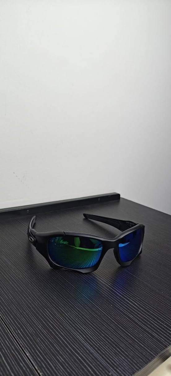 نظارة Oakley Pit Boss II
نظارة شمسية رياضية مميزة، تجمع بين التصميم القوي والمظهر الجذاب.
الموديل: Oakley Pit Boss II.
العدسات: بولورايزد (Polarized) عاكسة بتدرج بين الأزرق والأخضر، لحماية ممتازة من الشمس ورؤية مريحة.
الإطار: أسود مطفي متين وخفيف، مع الشعار على الجوانب.


**إذا كنت صاحب هذا الإعلان وتريد حذفه لأي سبب، رجاءا أرسل رسالة إلى الدعم الفني**