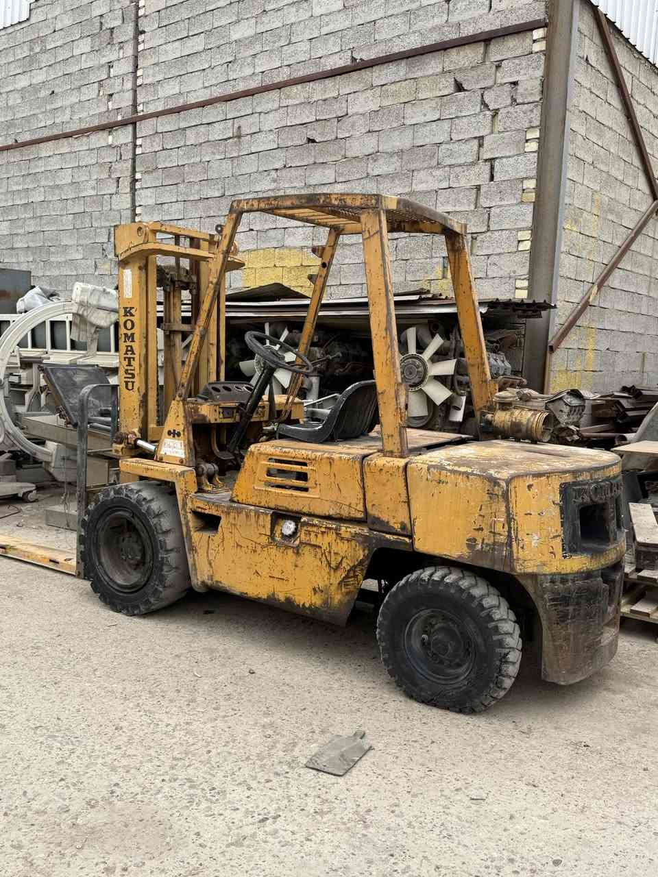 شوكية كوماتسو.  شغال. سعر.   23 ورقة.  *********** بغداد جسر ديالة
