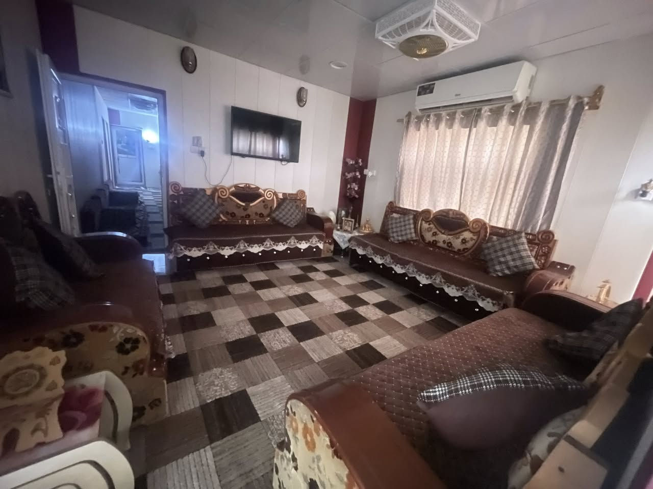 بيت للبيع طابو ملك صرف المساحه ٢٤٠م البيت نضيف كلش موقعه حي العسكري مقابل التربيه الجديده واجهه ١٢م ونزال ٢٠م طابقين يحتوي على ٥غرف نوم استقبال كبير ١١م وصحيات فوك وجوه ومطبخ وكراج موقع البيت جيد جدا وبسعر جيد ان شاءالله 
اخوكم ابو سدن
***********
***********
عقارات بلدروز بن عريبي
عنوان المكتب
بلدروز حي العصري تقاطع التربيه القديمه شارع حاتم القاضي 
@الجميع
