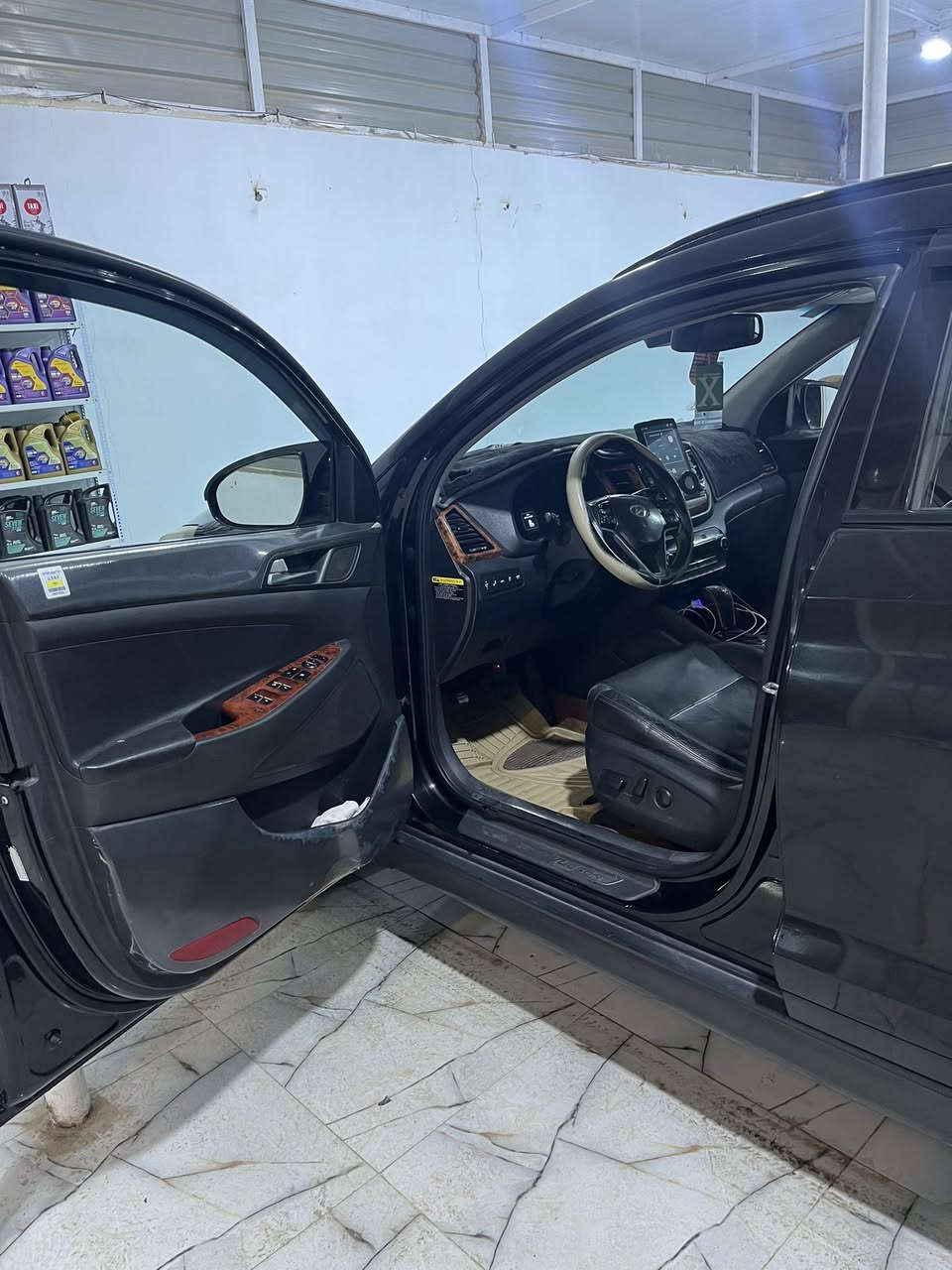 بسم الله الرحمن الرحيم
توسان 2016 امريكي 
محرك 1600 تيربو 
فول موصفات 
داخله كلين 
بيها بارد بسيط بالباب 
وبالبنيد اثر طعج 

ب 145 $ وبيها مجال 
***********
