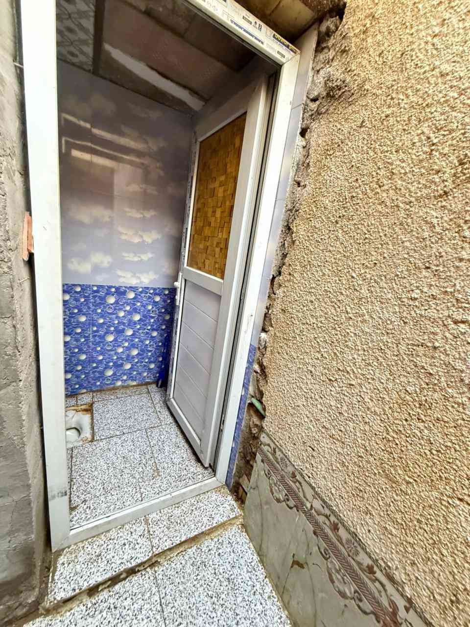 السلام عليكم بيت زراعي للبيع بناء حديث 220متر يتكومن من طرمة وستقبال خارجي ومطبخ وهول وغرفتين ومناور ثنين وصحيات داخلية وخارجية وحمام داخلي بيت مرتب جاهز للسكن وعالي عن الشارع مكان البيت //حي الشهداء قرب اسووق فاهم مقابيل بيت كرار ال حربي //السعر 35//وبي مجال للشراي //***********//اتصل ومتواجد خاص
