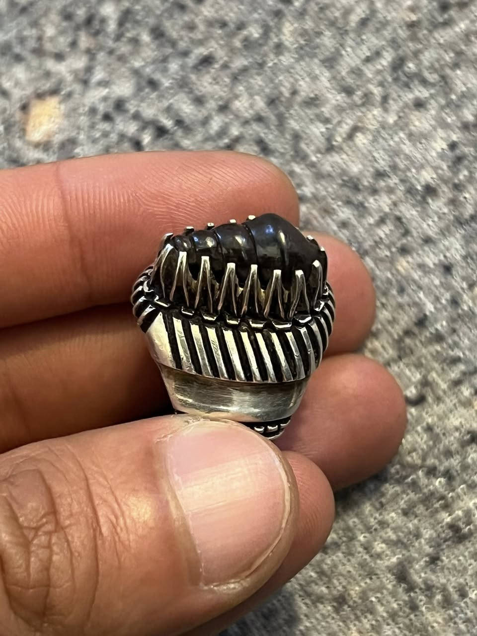 📿 اللهم صل على محمد وآل محمد
.
💎 قال الإمام علي بن موسى الرضا (عليهما السلام): " من لم يقدر على ما يكفر به ذنوبه ؛ فليكثر من الصلاة على محمد وآله ؛ فإنها تهدم الذنوب هدما ".
 خاتم متوج بحجر صيني مجروخ لوي 
صياغه المبدع صاحب 
بغداد م الصدر ***********
