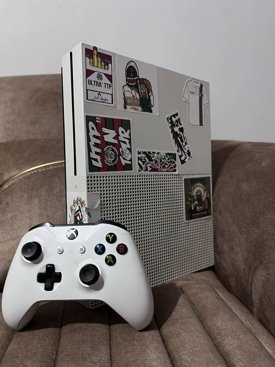 Xbox one S
Etat 8/10 
فيه كونت معمر بليجو مملوكين ماشي تاع قيم باص   ميسخن مايدير لحس تحب تجي لعندي فدار تلعب وتسييه  لي يساوم مليح بصحتو معاه زوج سيديات  
راني في الجي  
0553918361


**إذا كنت صاحب هذا الإعلان وتريد حذفه لأي سبب، رجاءا أرسل رسالة إلى الدعم الفني**