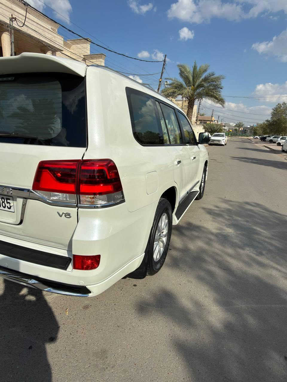 لاندكروز GXR 2016 
مكفوله كفاله عامه من الصبغ 
فقط بارد بالباب الباقي مكفول
محرك سته سلندر ماشية 92 كم  فتحة سقف شاشة جبيرة كشنات كهرباء 4 قطع تبريد فور ويل داخل جلد فول تحكمات ستيرن بصمة ابواب وتشغيل وبصمة احتياط دسكات جديدة صيانة كله بالشركة  ٨ ايرباك ام طفايه  كراسي جلد وكهرباء 
مراية عاكسه للضوء  اشاير سحب لكزز وتشغيل وغلق الزجاج عن بعد تخم تاير جديد صدر جديد لايت زنون بلادي السيارة جديدة وجاهزة للاخير 
فول مواصفات ساز رايدها ب٤٥٥ وبيها مجال 

بغداد حي جامعه للاتصال ***********
