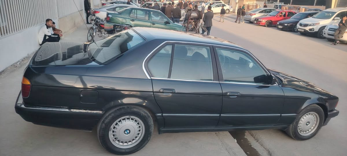 السلام عليكم للبيع

BMW 730i
موديل 1991

6 سلندر مفتوح

مكينه وكير جديد شرط

سعر 55 بيها مجال 

 استفسار. ***********
