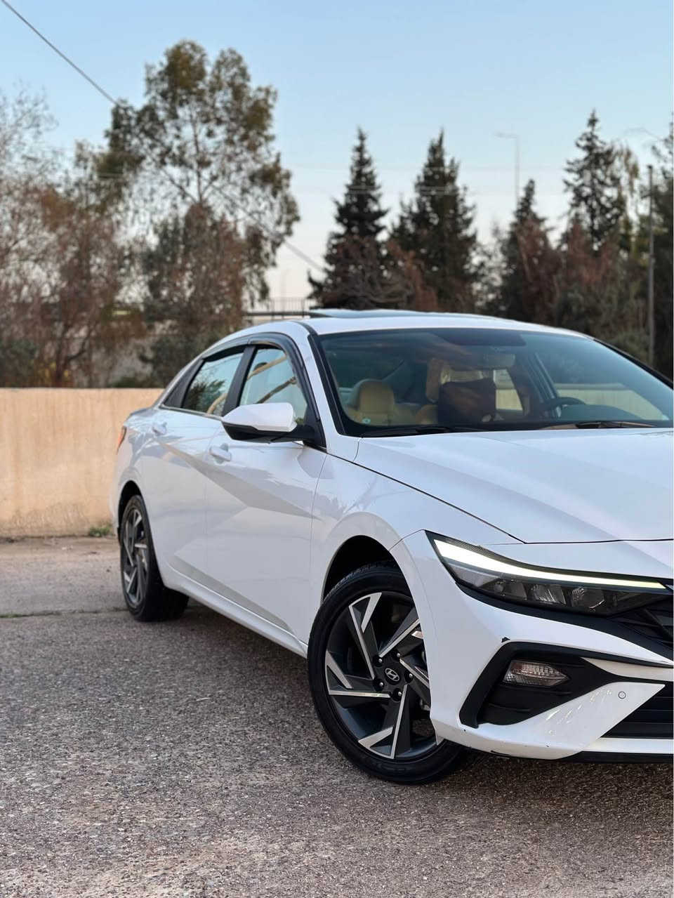 السلام عليكم …
هيونداي النترا 2024 خليجي 
ماشية 27 الف كيلومتر
بيها ضمان شركة 
مكفولة كفالة عامة 
سنوية و هزة جديده 
السيارة اخت الزيروو

المحرك: 2.0 لتر 4 سلندر 
 • القوة: حوالي 147 – 159 حصان  ￼
 • العزم: تقريباً 179 – 191 نيوتن/متر
 • ناقل الحركة: أوتوماتيك CVT
 • الدفع: أمامي (FWD)
 • صرفية البنزين: تقريباً 13.5 – 16 كم/لتر

 ️ الأمان
 • ABS + EBD + ESP
 • وسائد هوائية أمامية وجانبية
 • نظام الثبات الإلكتروني
 • حساسات أمامية وخلفية
 • كاميرا خلفية
 • نظام مراقبة ضغط الإطارات
 • نظام مانع اصطدام 

المواصفات 

￼ شاشة 8 أو 10.25 إنج
 • عدادات رقمية (بالفئات الأعلى)
 • Apple CarPlay + Android Auto
 • مكيف أوتوماتيك
 • تشغيل بصمة + زر تشغيل
 • شاحن لاسلكي 

ليتات LED أمامية وخلفية
 • ويل سبورت
 • فتحة سقف
 • مرايا كهربائية مع شفط

السعر : 190$ و بيها مجال بسيط

للأستفسار : *********** متواجد واتساب أربيل, العراق
