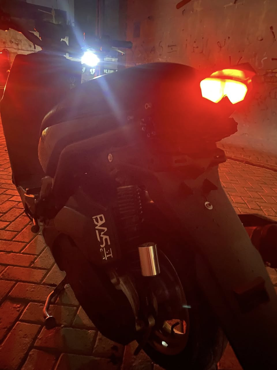 السلام عليكم دراجه سكنس جبلي للبيع نضيفه ستيرن رياضي وبك لايت ويل رياضي مكفوله اوراق بيها سعر مليون وبيها مجال مكان بغداد مدينه صدر استفسار ***********
