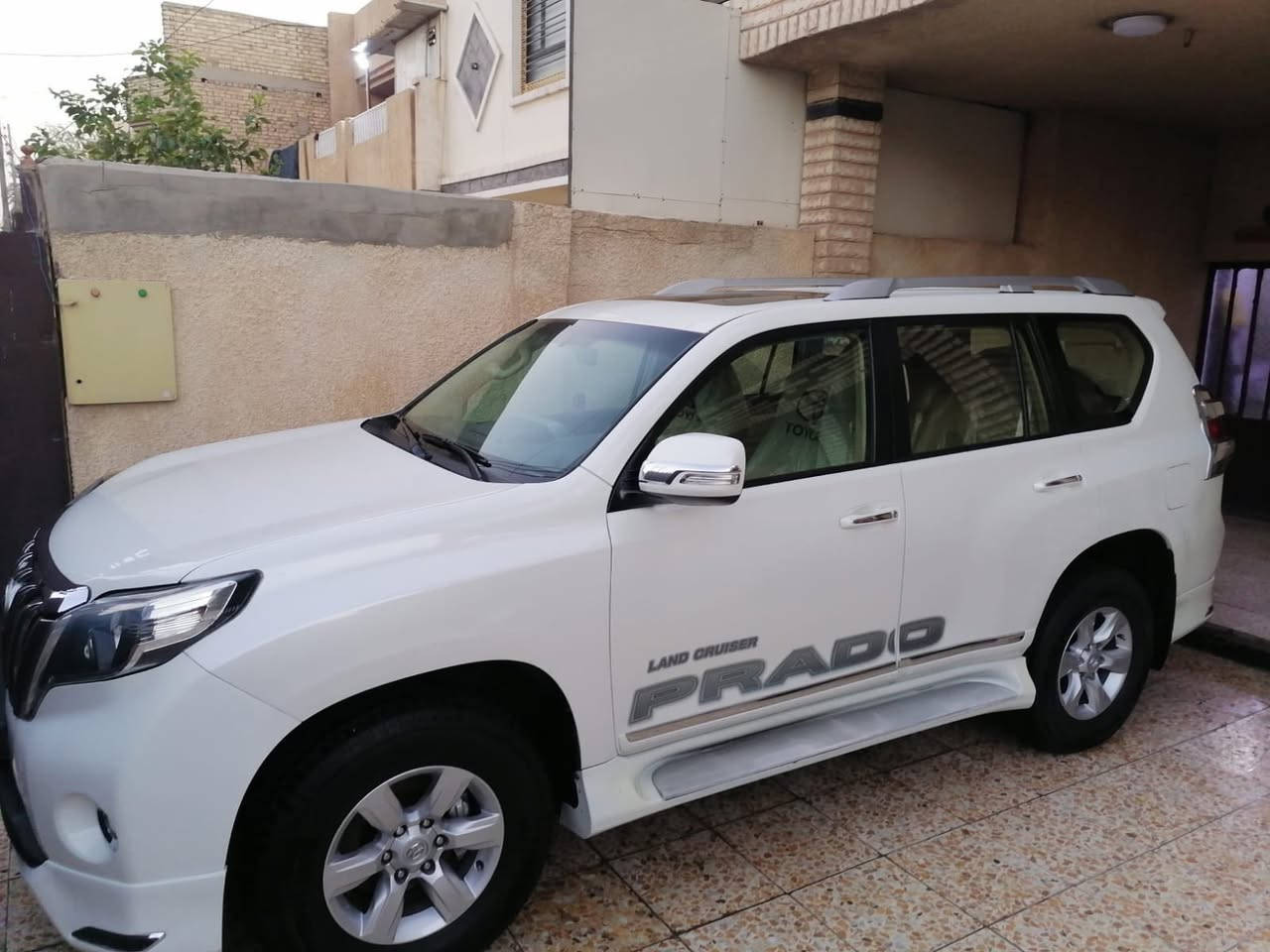 سلام عليكم برادو موديل ٢٠١٤ خليجي تبريد٣قطع فتحه سقف كشنات كهربائي شاشه وكامرة مري شفط تحكم ستيرن جهتين فور ويل سبير تعليك لايت زنون داخل جلد سيارة جاهز من اي نقص السعر ٢٨٩ وبيه مجال بسيط الاستفسار اتصال برقم ***********
