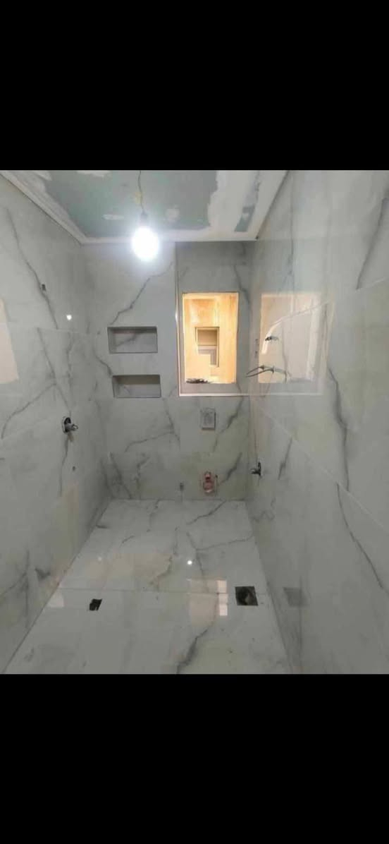 خلفه سراميك جداري ارضي متفرغ حاليا شغل نظيف ومرتب جدا ***********
