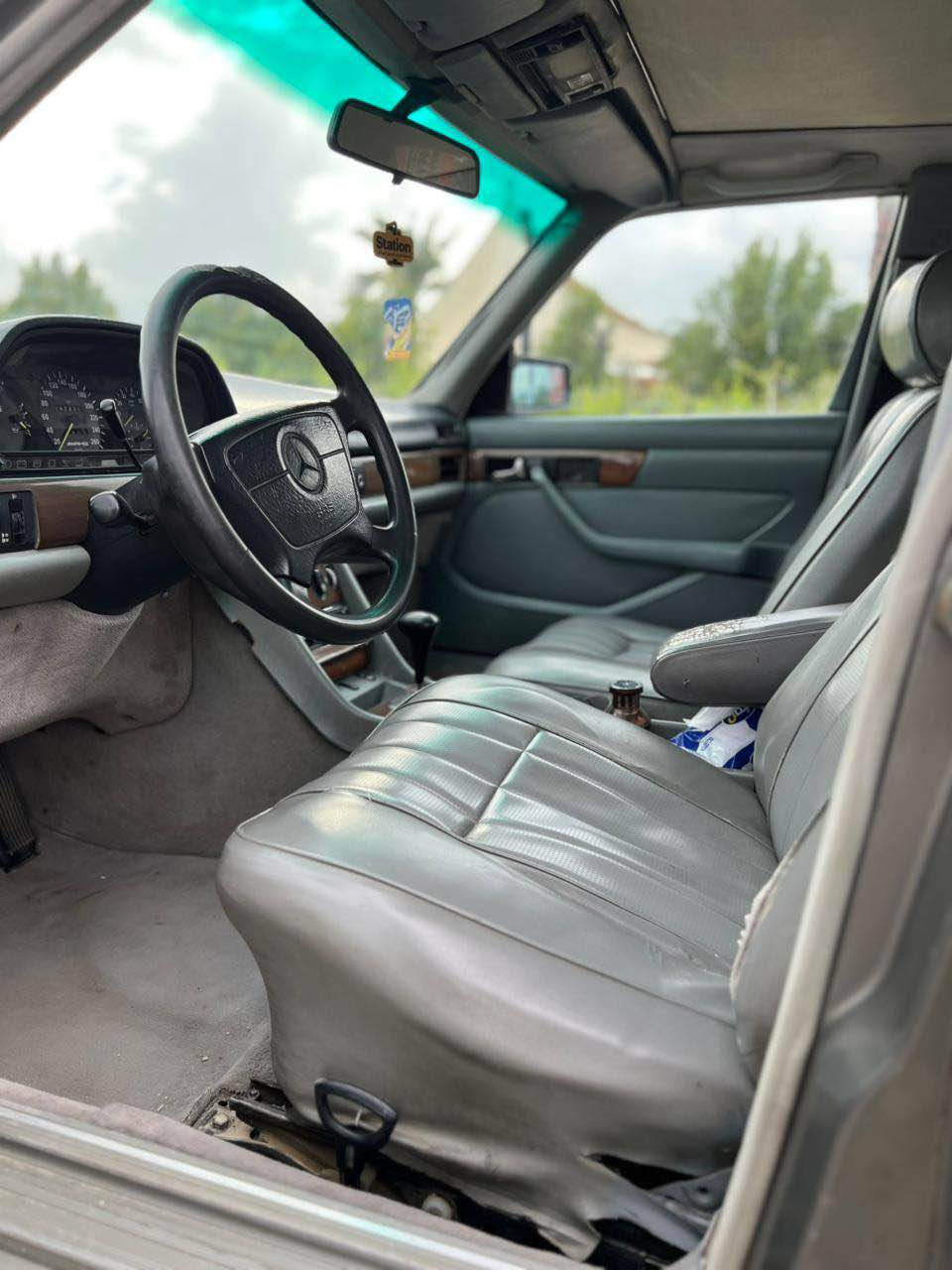 بسم الله مشاء الله
مارسيدس رئاسي جامبو300se موديل 1991 
مكينه بلاد عنكبوت قبق اسود 
كير ومكينه سيرفس كامل بدون اي نقص 

دبل هورن 
دبل مروحه
دبل فيت بم
اريل كهرباء2
كهربائيات سياره كلها شغاله
تبريد شغال خير من الله 
حداديه اماميه خلفيه كله جديد
عوازل حراره وصوت غرفه كامله
غرفه نظفيه 80‎%‎ سياره كلش حلوه ومرتبه 
نقص السياره سلايد او فتحه السقف سجه مكسوره فقط كهربائيات شغاله 
السعر 75 وبيها مجال بسيط استفسار اكثر على الرقم موجود واتساب *********** مكاني بغداد حي جهاد بغداد, العراق
