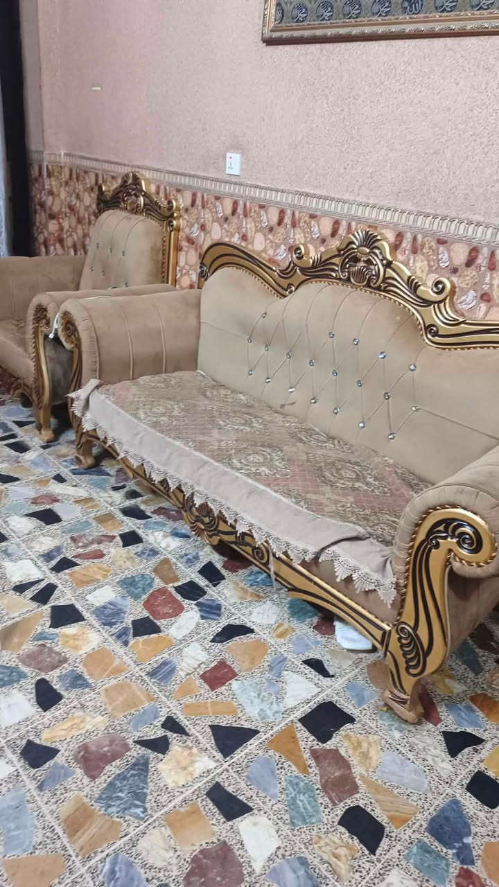 السلام عليكم تخم تركي ١٠ مقعد نضيف سعره ٦٥٠ مكاني بغداد الشعب ***********
