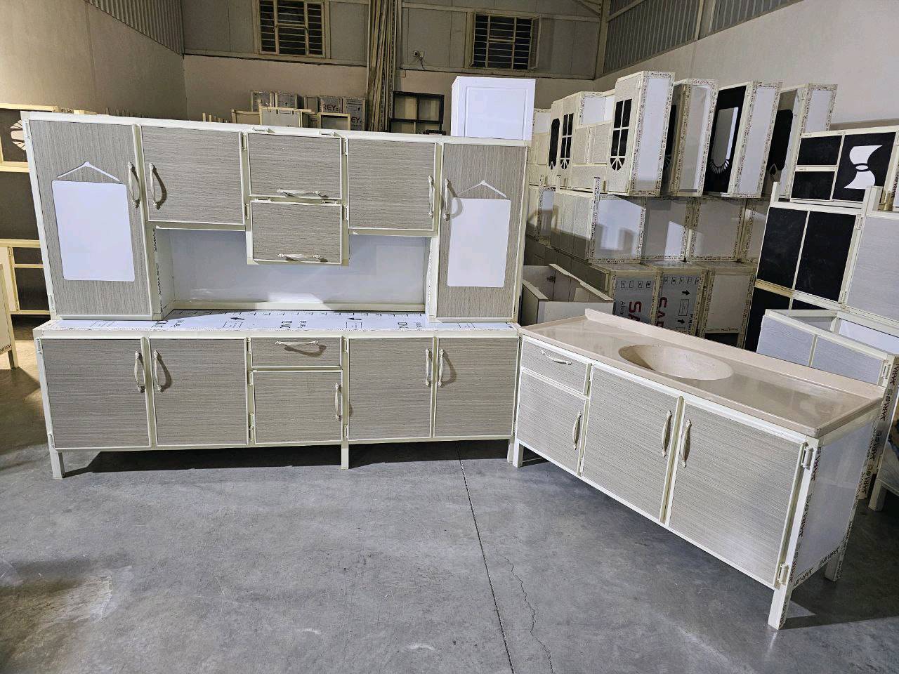 كاونتر ارضي وملحق مترين ونص    مع  سنك متر ونص  مرمر
💥 (المنيوم سوكي)💥


السعر 360 الف 

التوصيل 🚚🚚
الجميع محافظات العراق 

الاحجز والاستفسار راسلو الصفحه