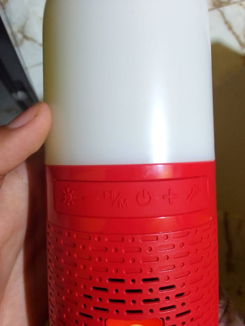 مكبر صوت بلوتوث مع الوان ارجيبي وبلنك لايت
صوت كلش عالي تكدر تشحن جهازك منه على اول تم 8تالاف دينار صوت عالي جدا 
وتساب ***********
