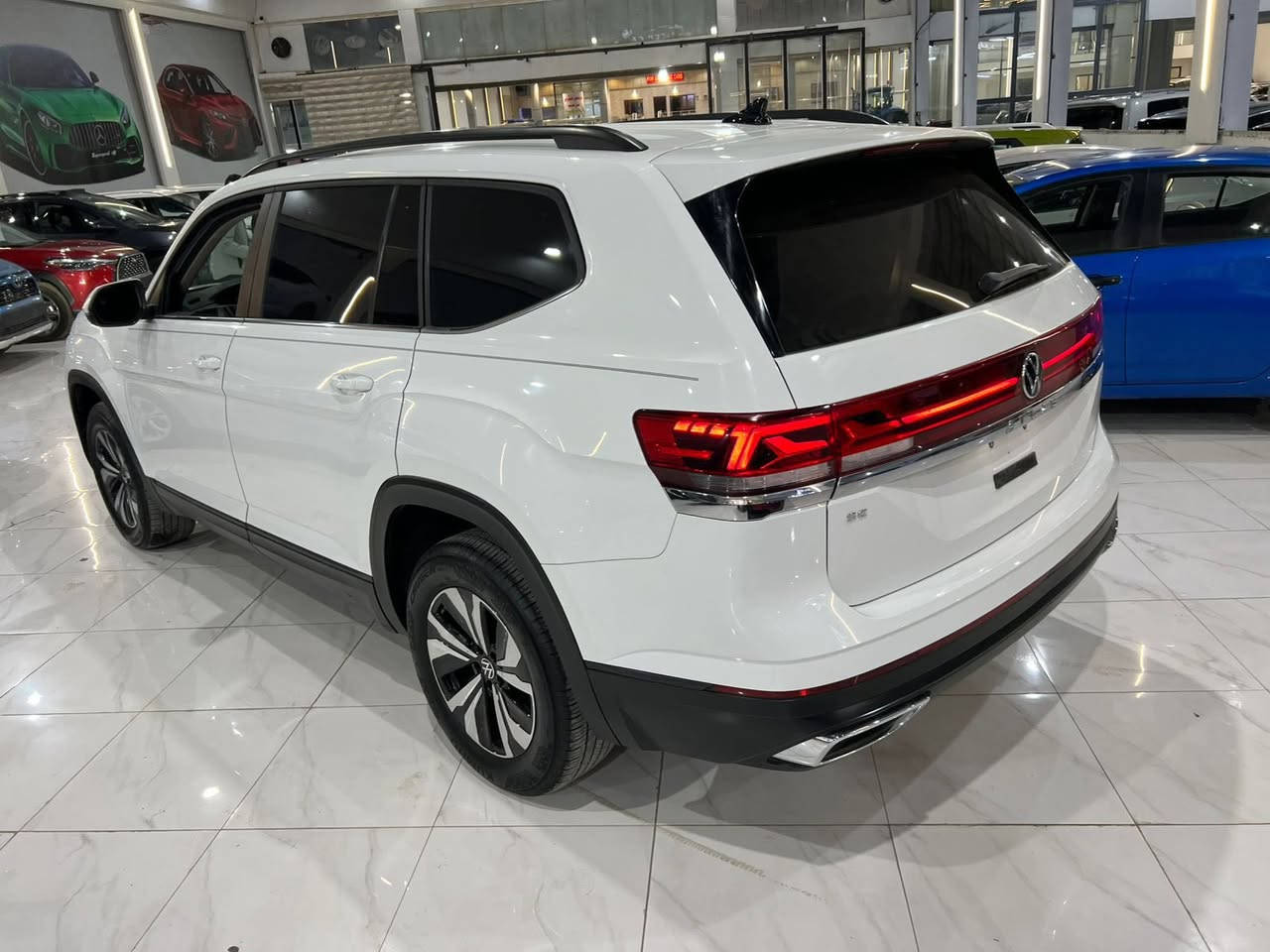 � فولكس فاغن أطلس 2024 SE فول مواصفات
✨ سيارة عائلية فخمة ومريحة جداً

🔹 محرك 2.0 لتر تيربو (قوي واقتصادي)
🔹 قير أوتوماتيك 8 سرعات
🔹 7 ركاب (3 صفوف)

🔸 المواصفات:
• شاشة كبيرة حديثة
• Apple CarPlay + Android Auto
• كشنات جلد
• كشنات حار 🔥 / بارد ❄️
• تدفئة دركسون
• مقاعد كهرباء + ميموري
• فتحة سقف بانوراما
• تشغيل بصمة + دخول ذكي
• كاميرات + حساسات
• رادار + مثبت سرعة
• باب خلفي كهرباء
• مكيف أمامي وخلفي

⚠️ بدون ايرباك
📍 تترقم شمالي

💰 السعر: 255
💰 بيه مجال بسيط

📞 ***********
