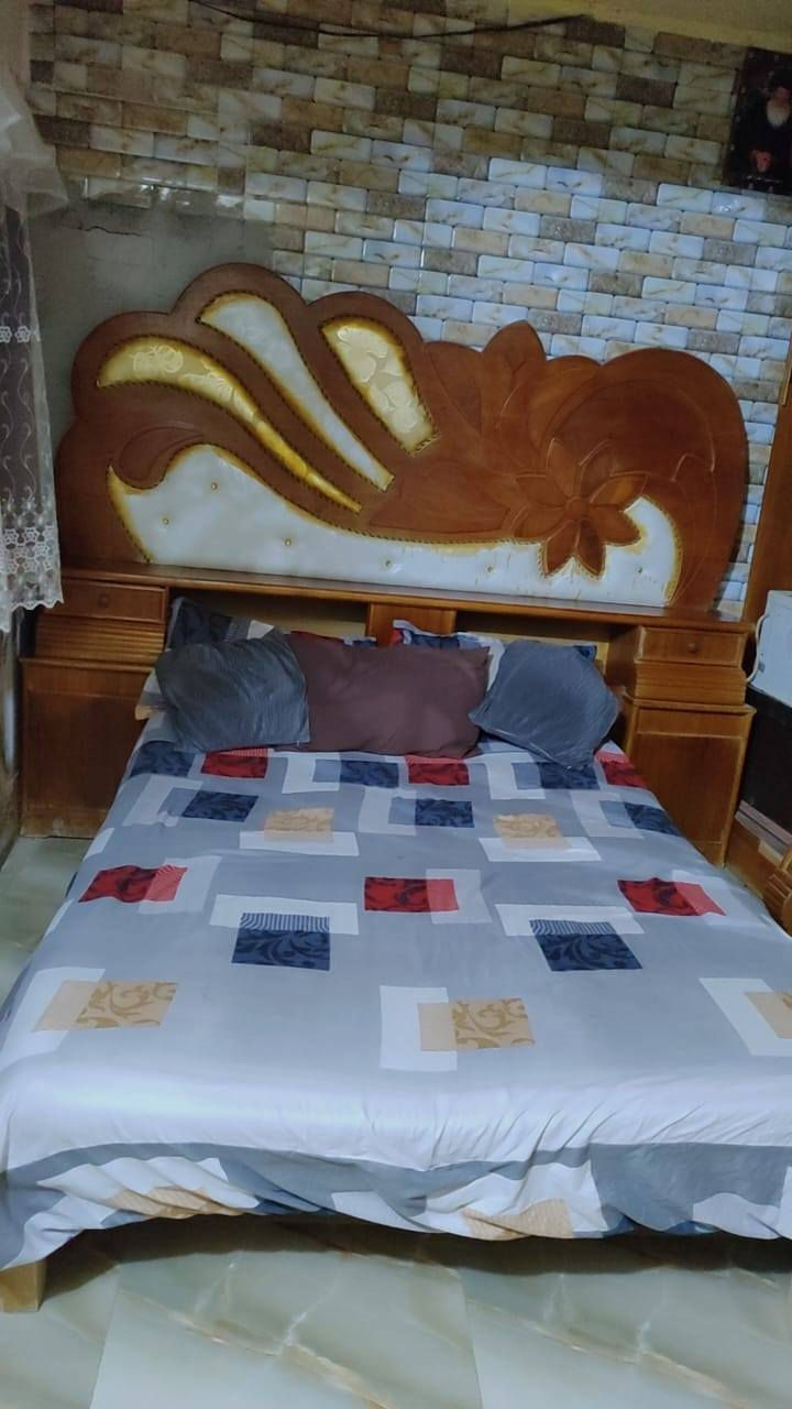 السلام عليكم غرفه اخشاب ام خمسة نظيفه السعر 450 الشراي يتصل علئ الرقم *********** أو يراسلني واتساب
